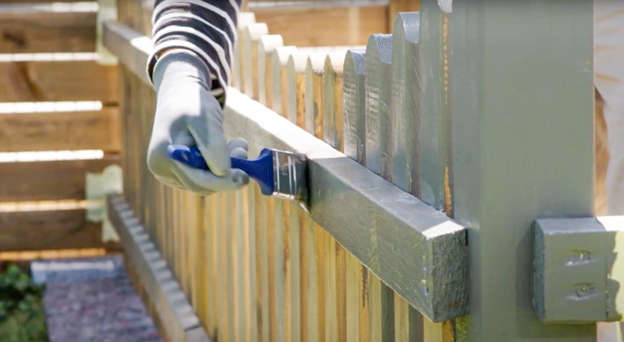 Holzzaun lackieren Schritt für Schritt OBI