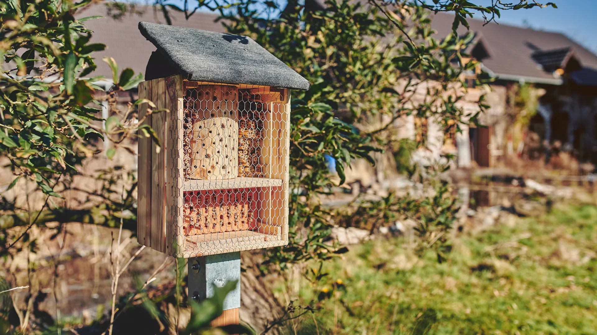 Ein Insektenhotel steht im Garten