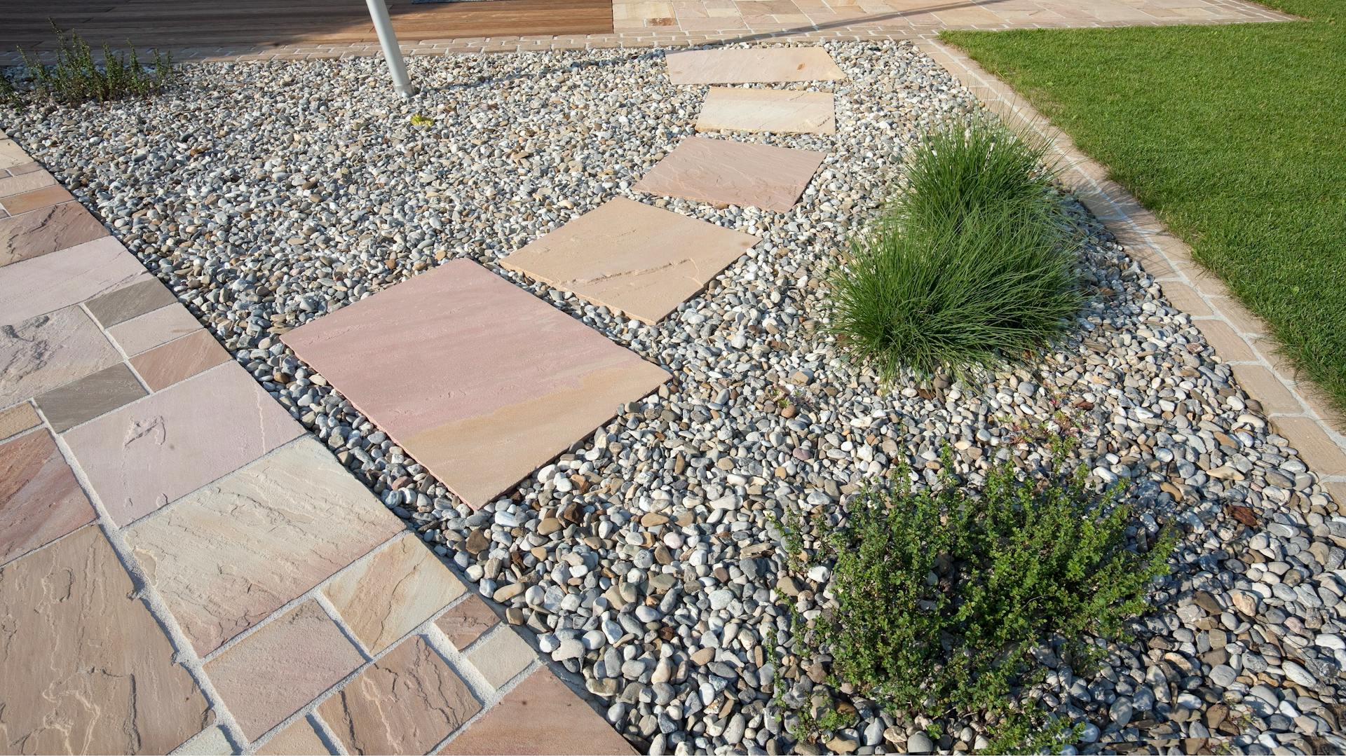 Kavicsos kert járólapokkal