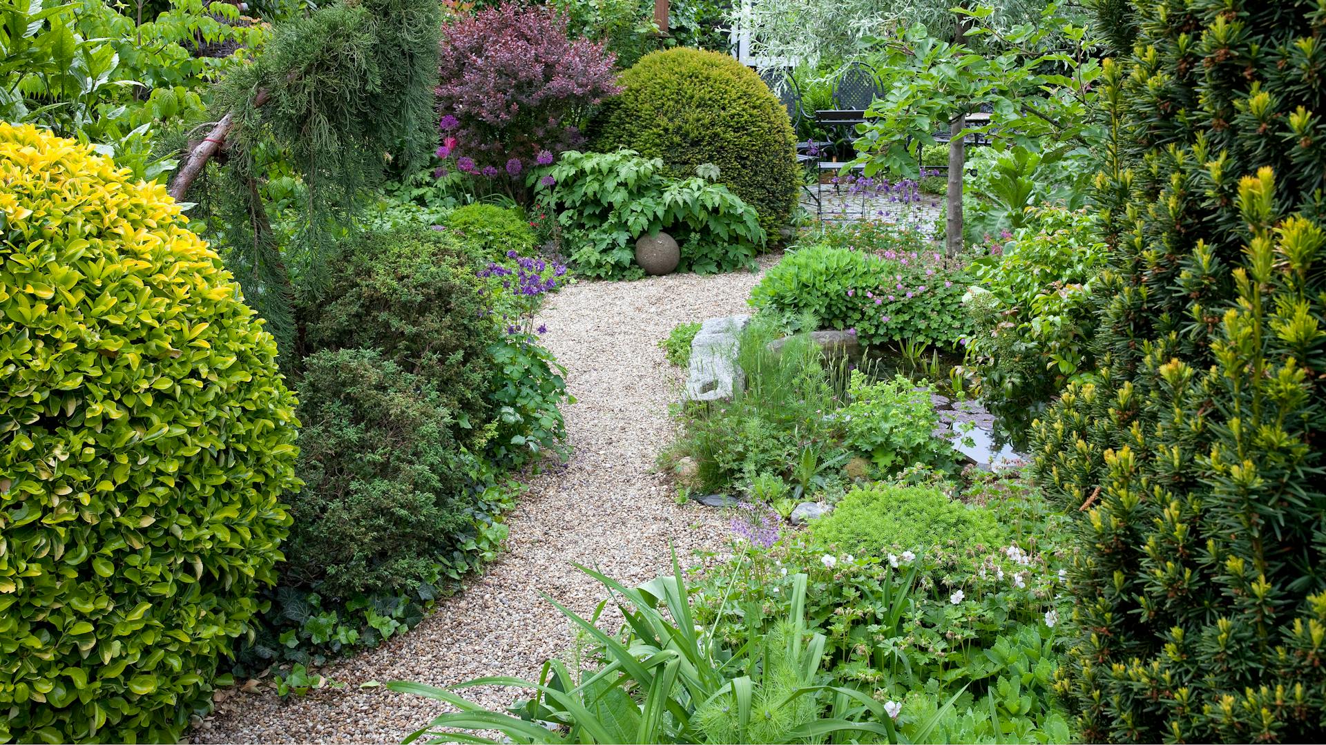 Kavicsos ösvény a kertben