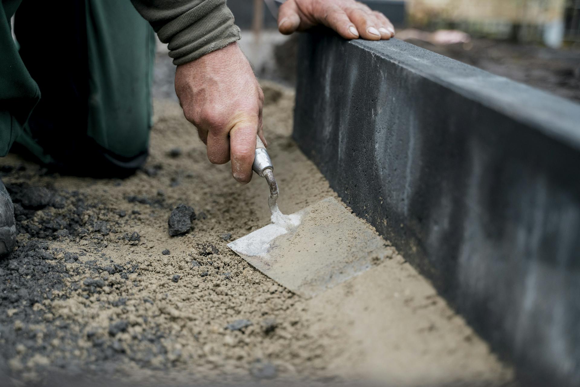 Jemand fertigt eine Rückenstütze für einen Kantenstein