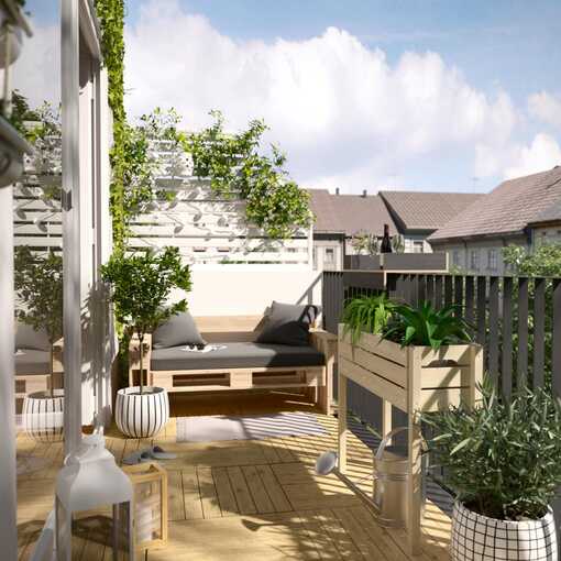 Ein Balkon mit hellen Holzmöbeln und grünen Pflanzen in hellen Übertöpfen.