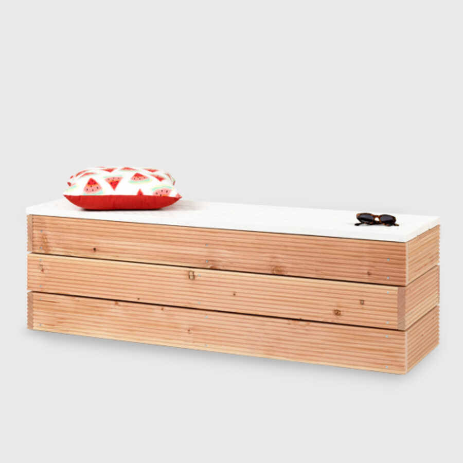 Bank Alfred, auf der ein Kissen und eine Sonnenbrille liegen