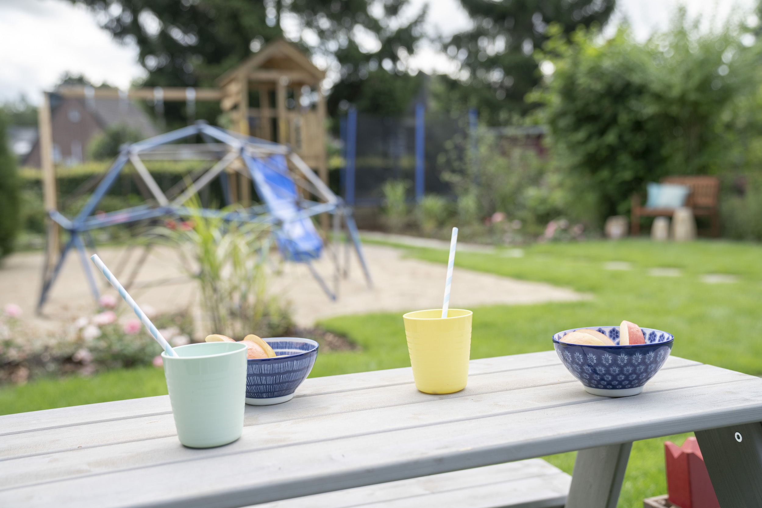 Gartentisch mit Schüsseln und Bechern