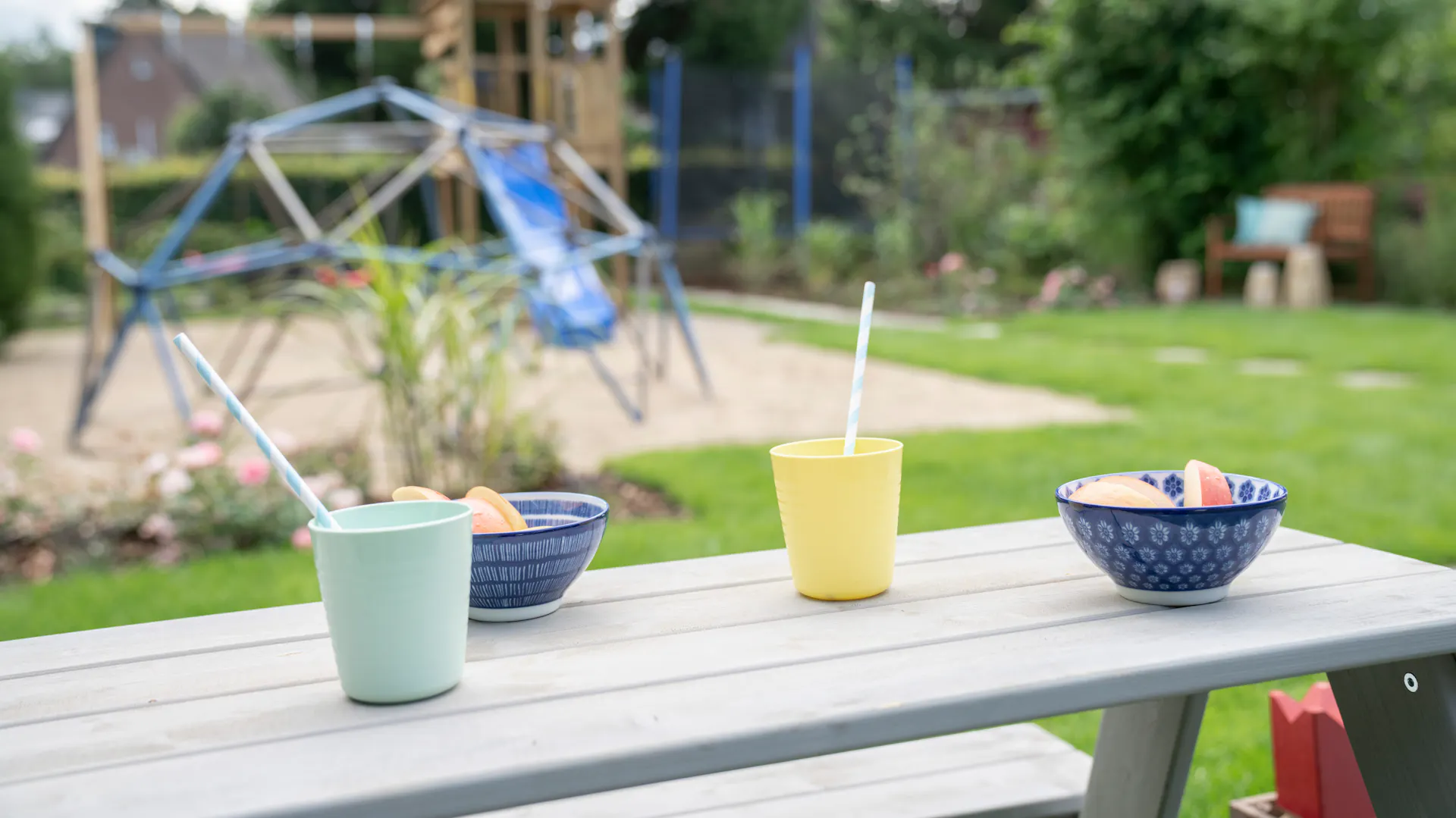Gartentisch mit Schüsseln und Bechern