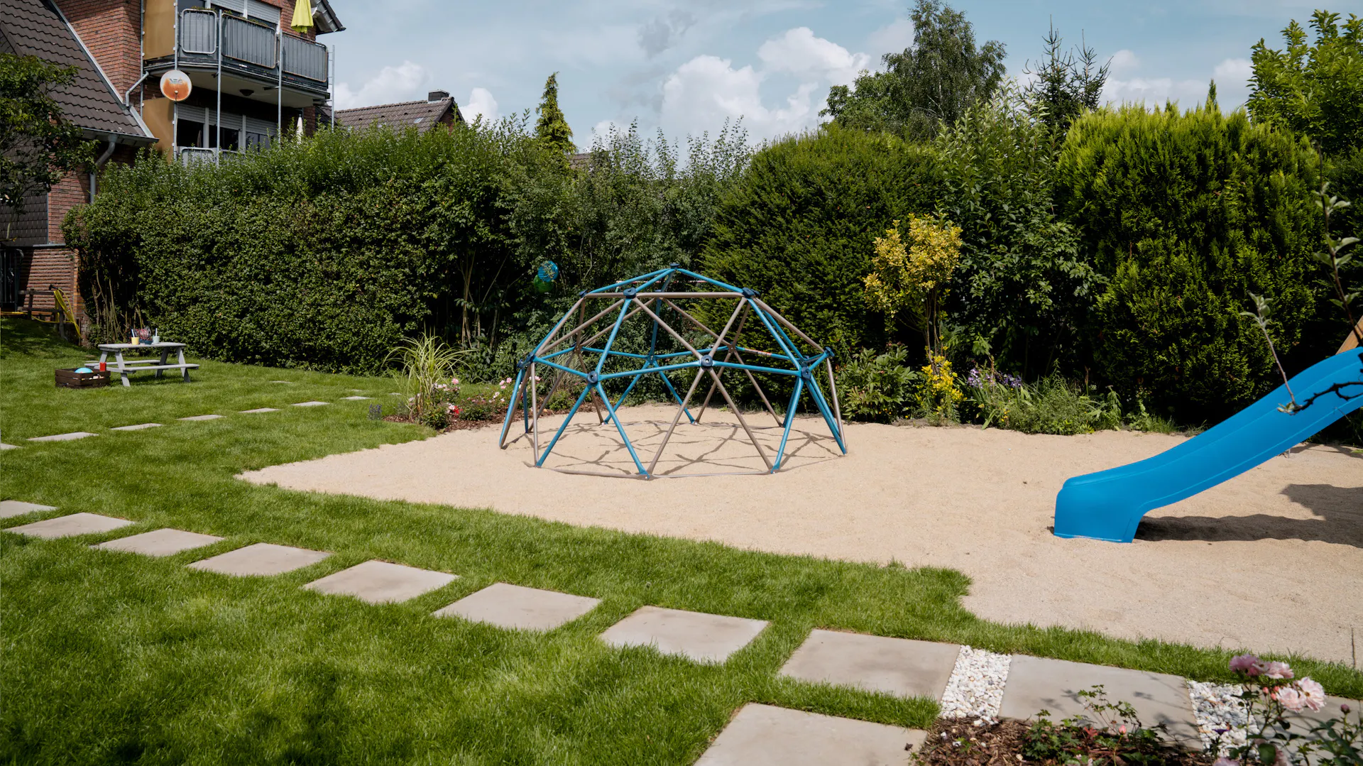 Spielgerät auf einer Sandfläche