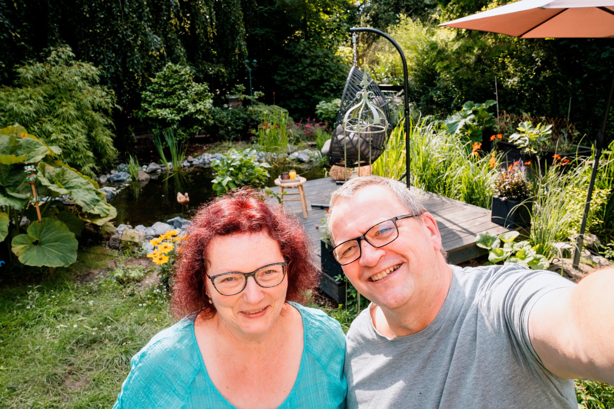 Zwei Personen vor einem Teich