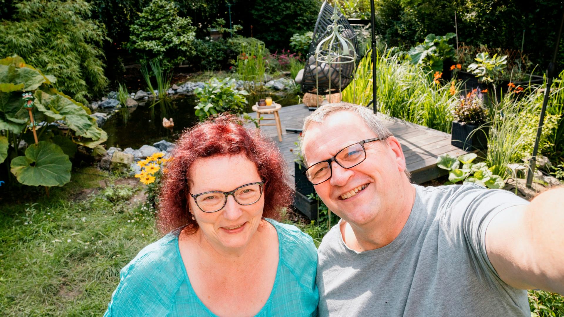 Zwei Personen vor einem Teich