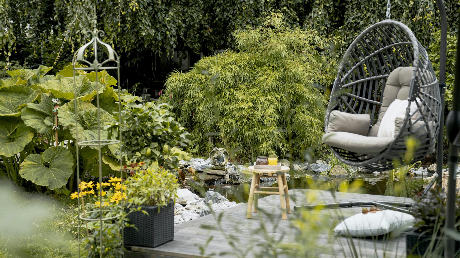 Steg an einem Teich mit Hängesessel