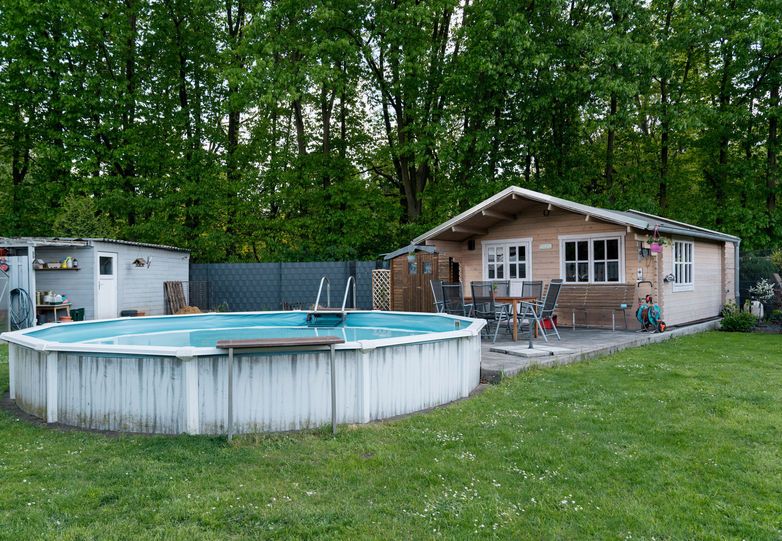 Pool vor einem Gartenhaus