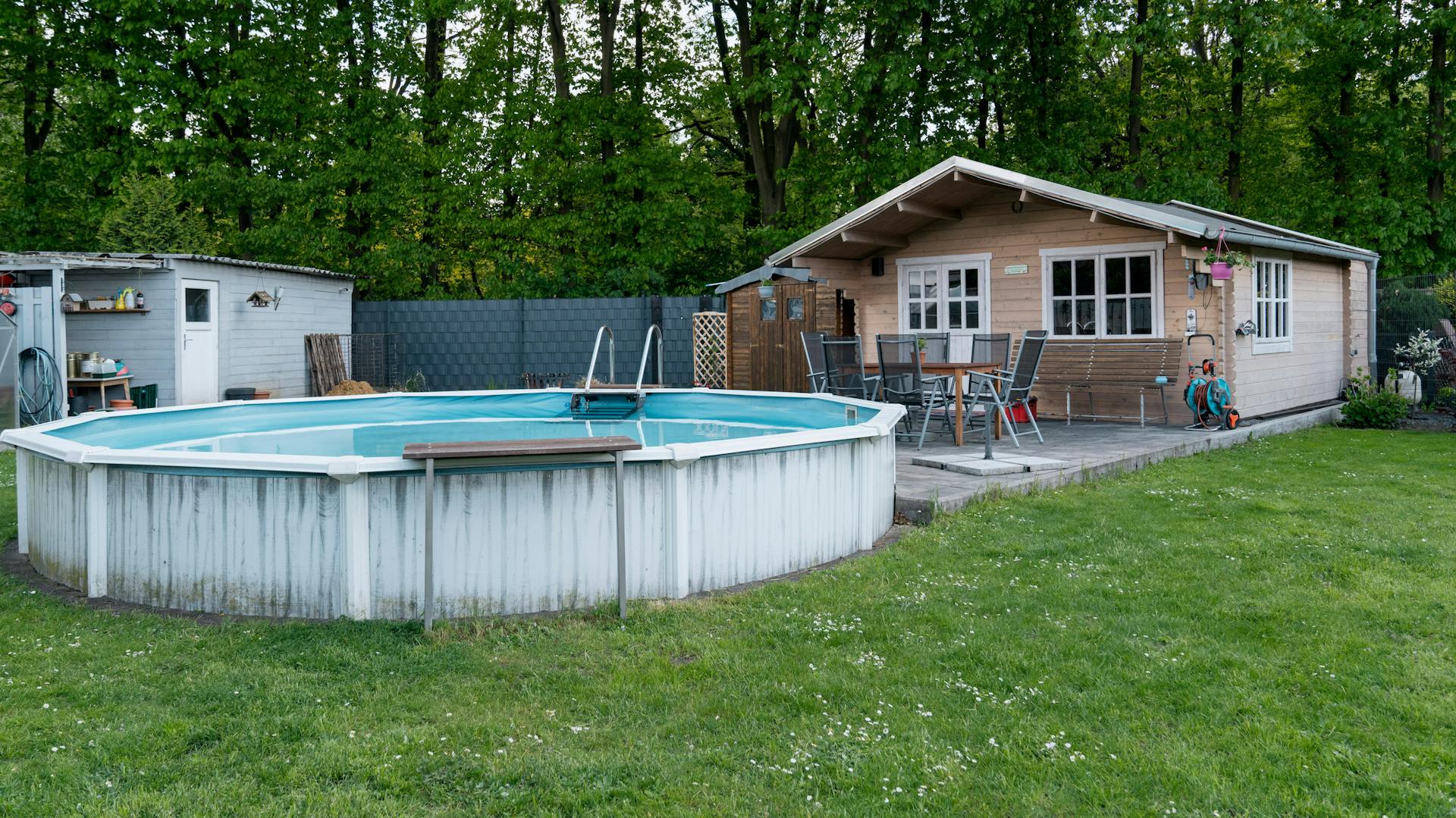 Pool vor einem Gartenhaus