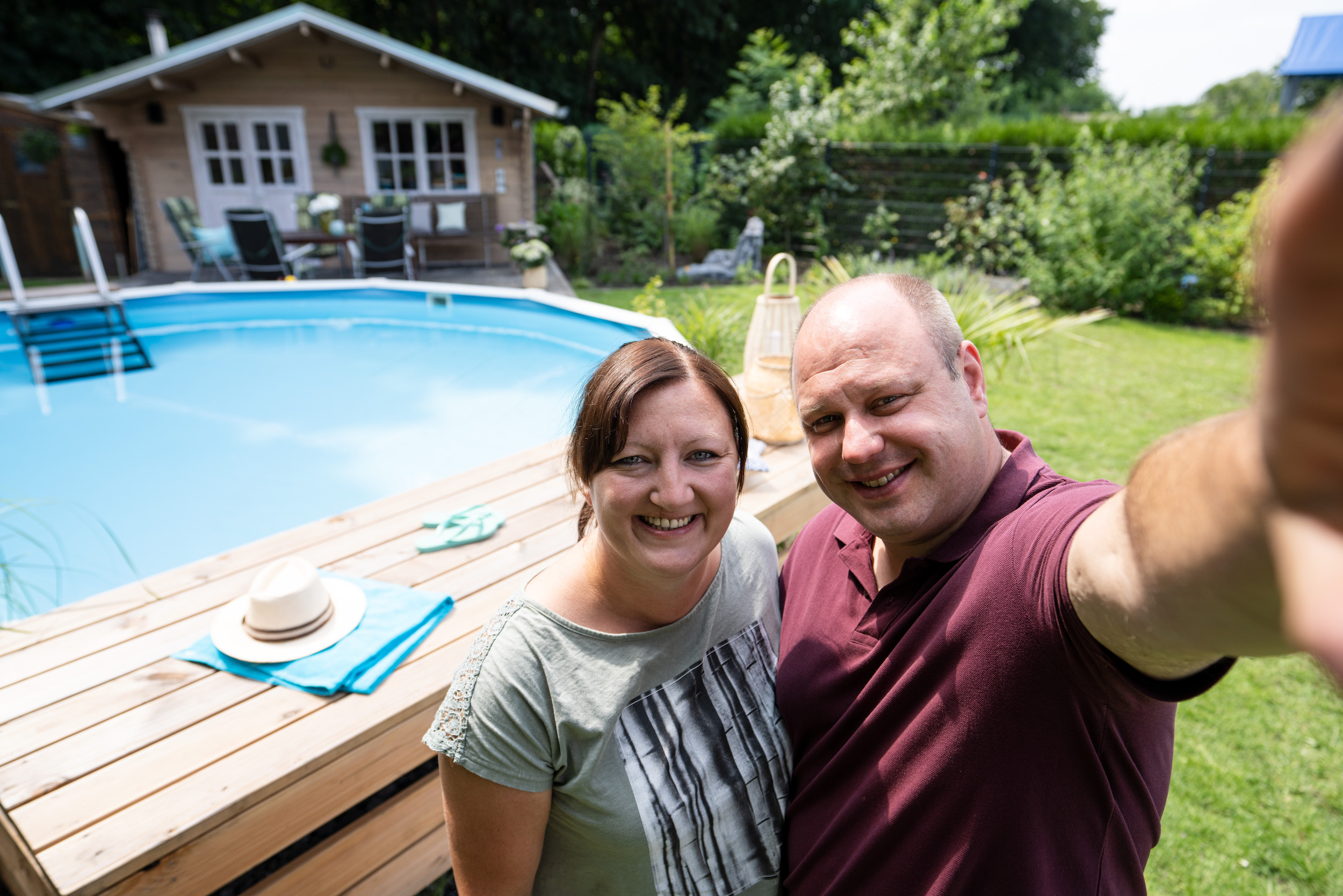 Zwei Personen vor einem Pool