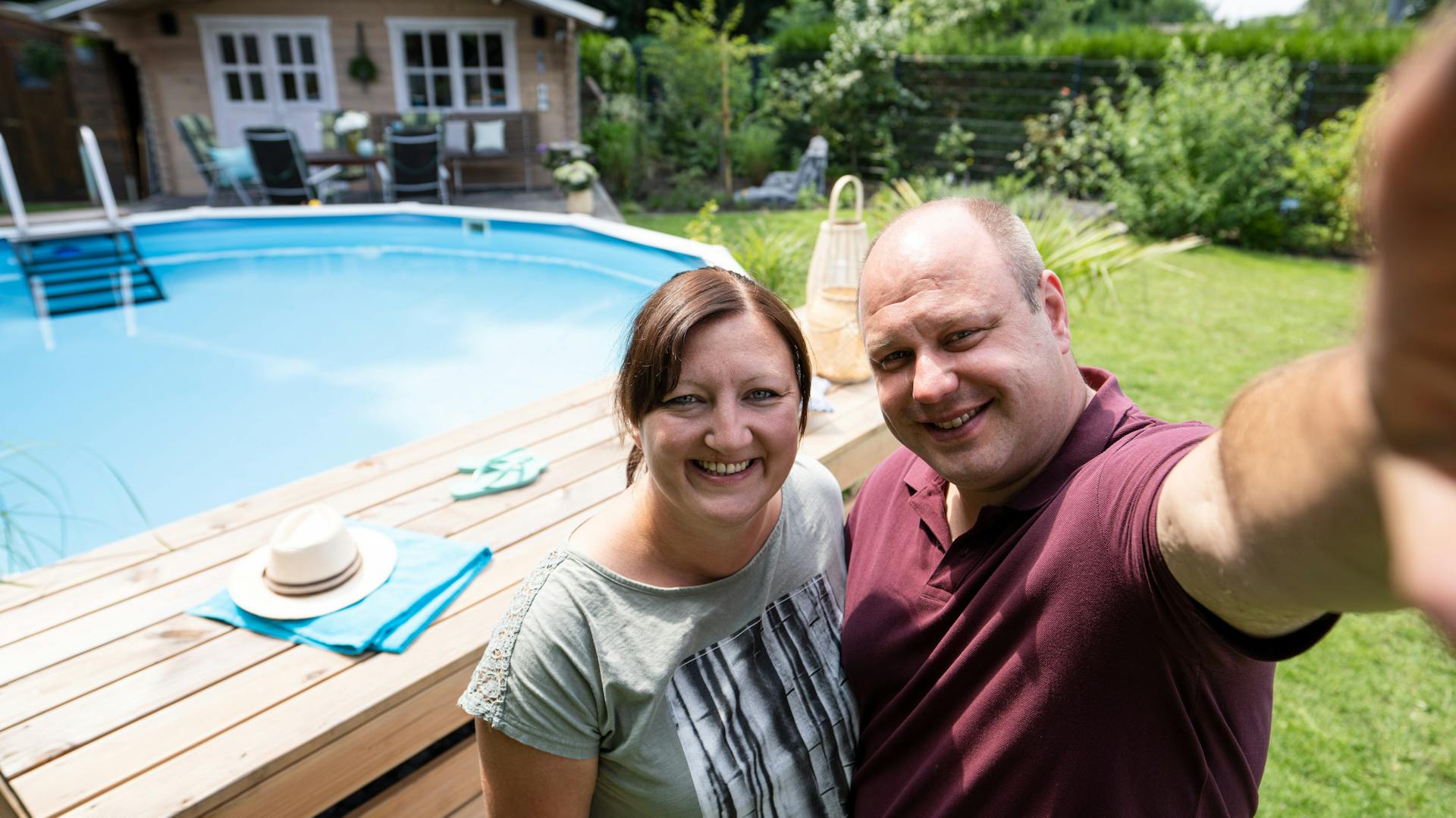 Zwei Personen vor einem Pool