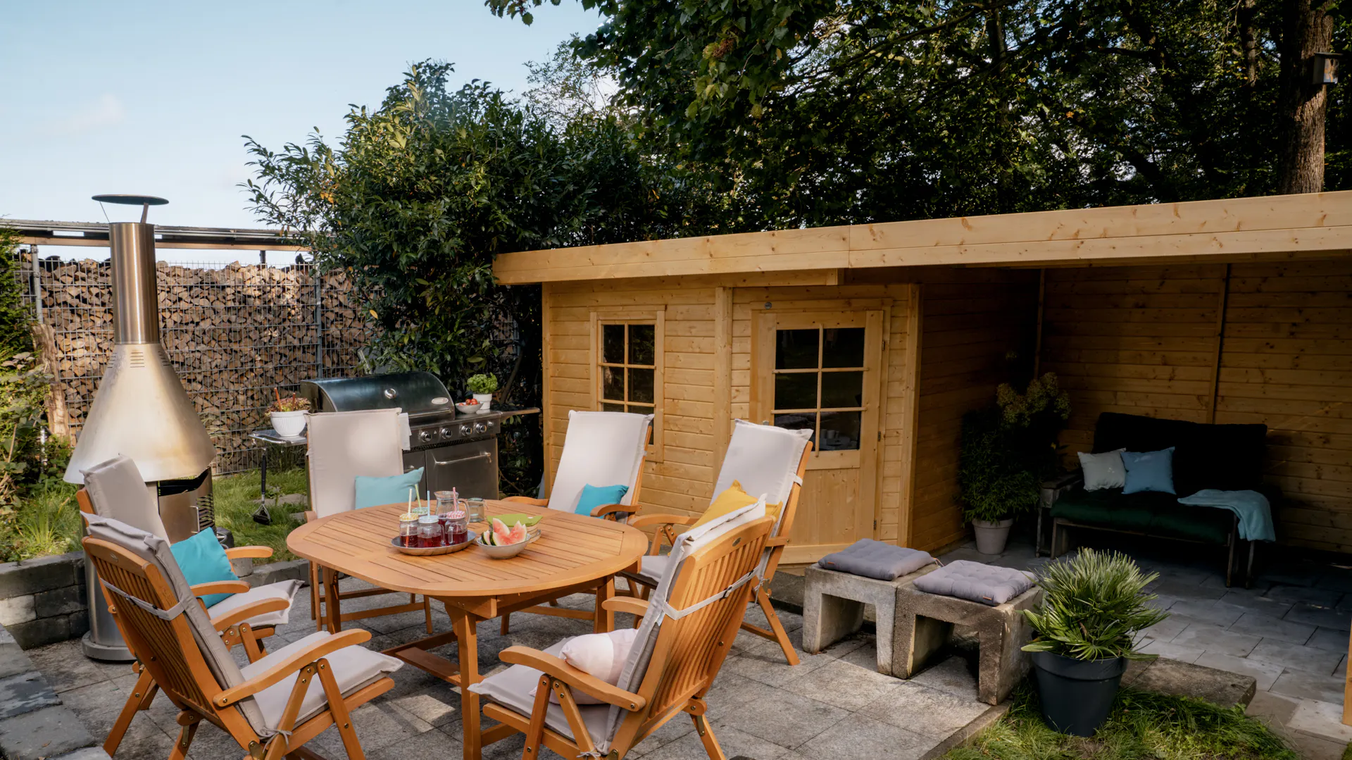 Gartenhaus mit Terrasse und Sitzgruppe
