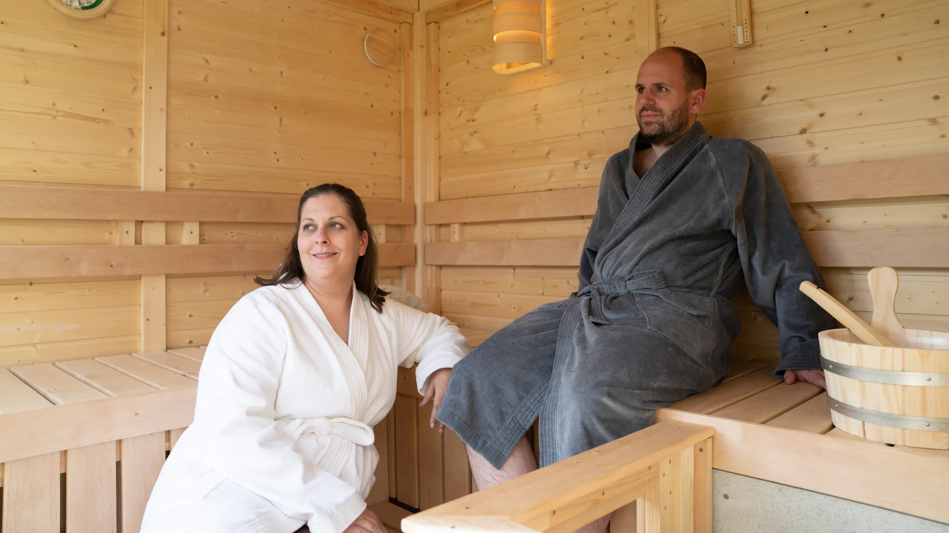 Mann und Frau in einer Sauna