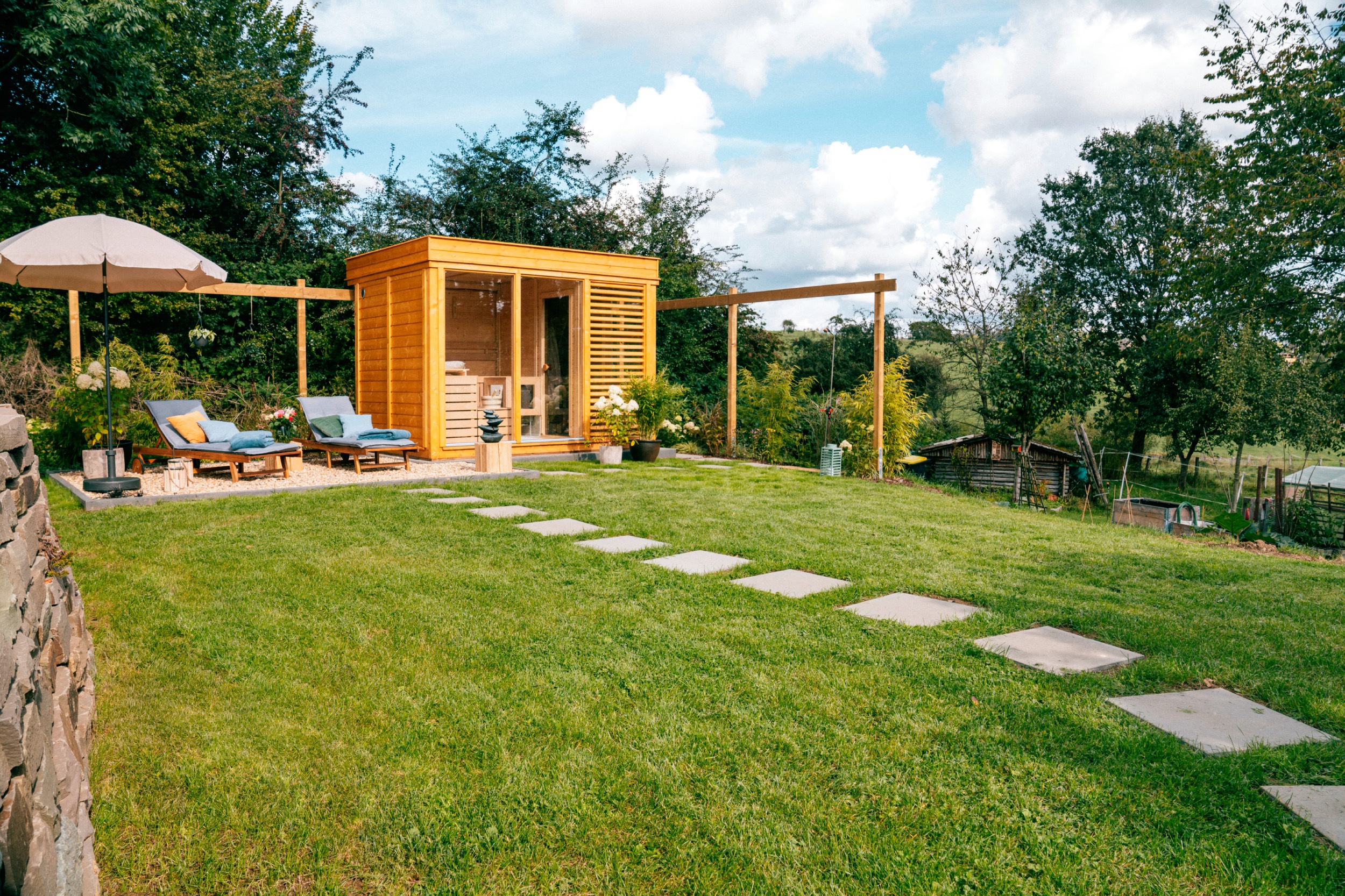Sauna mit Liegebereich und Weg auf Wiese