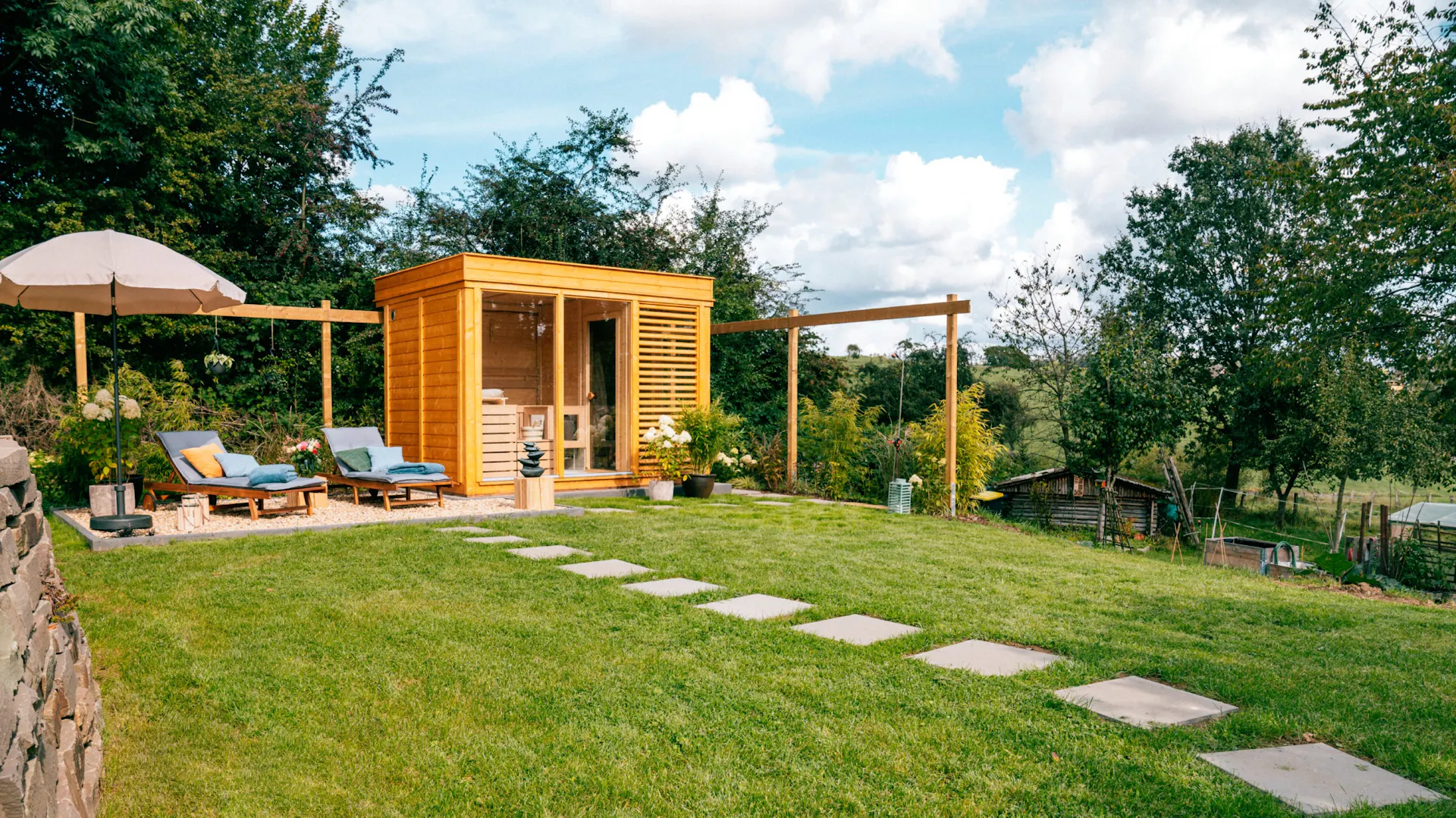 Sauna mit Liegebereich und Weg auf Wiese