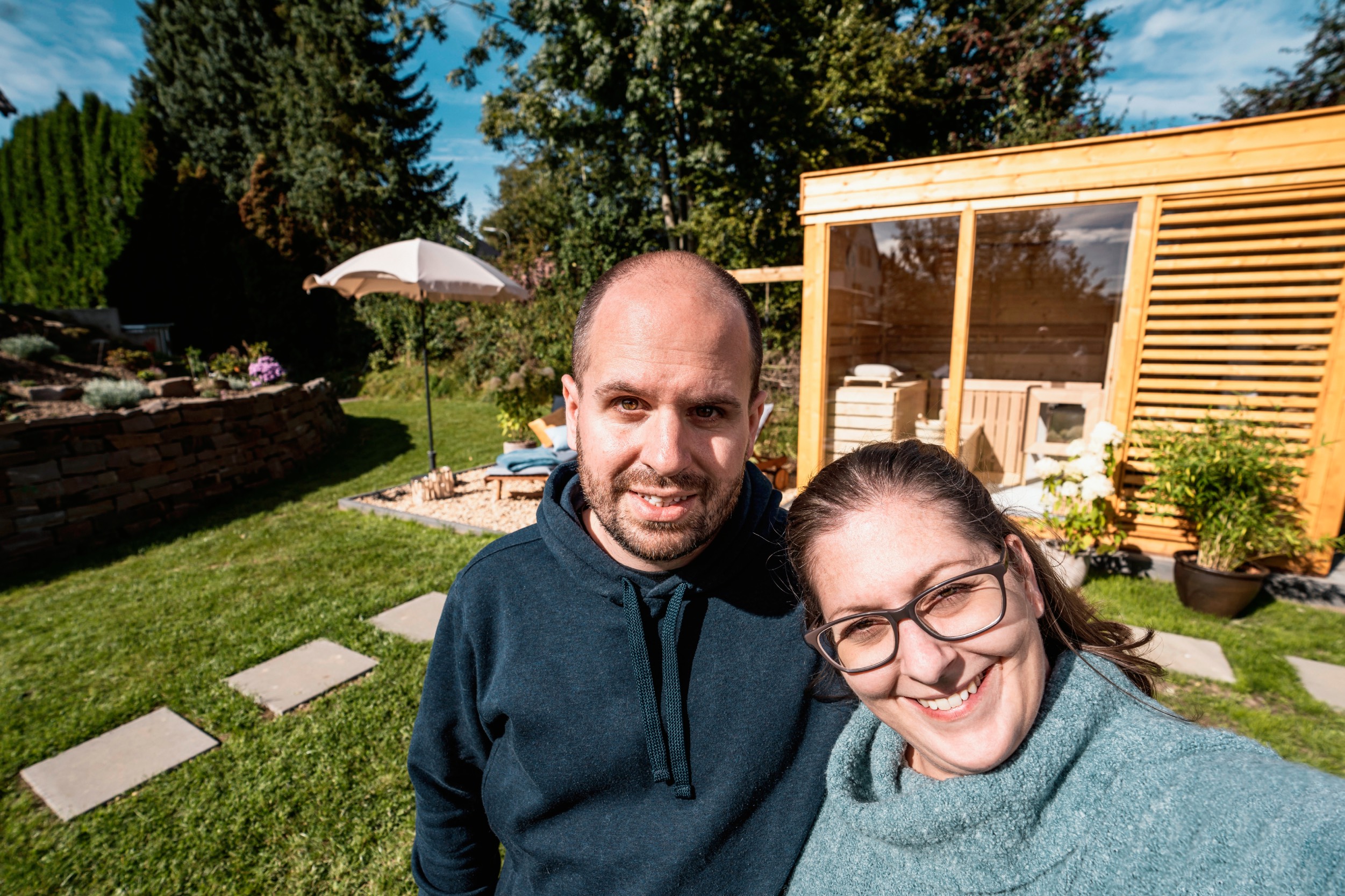 Zwei Personen vor Sauna