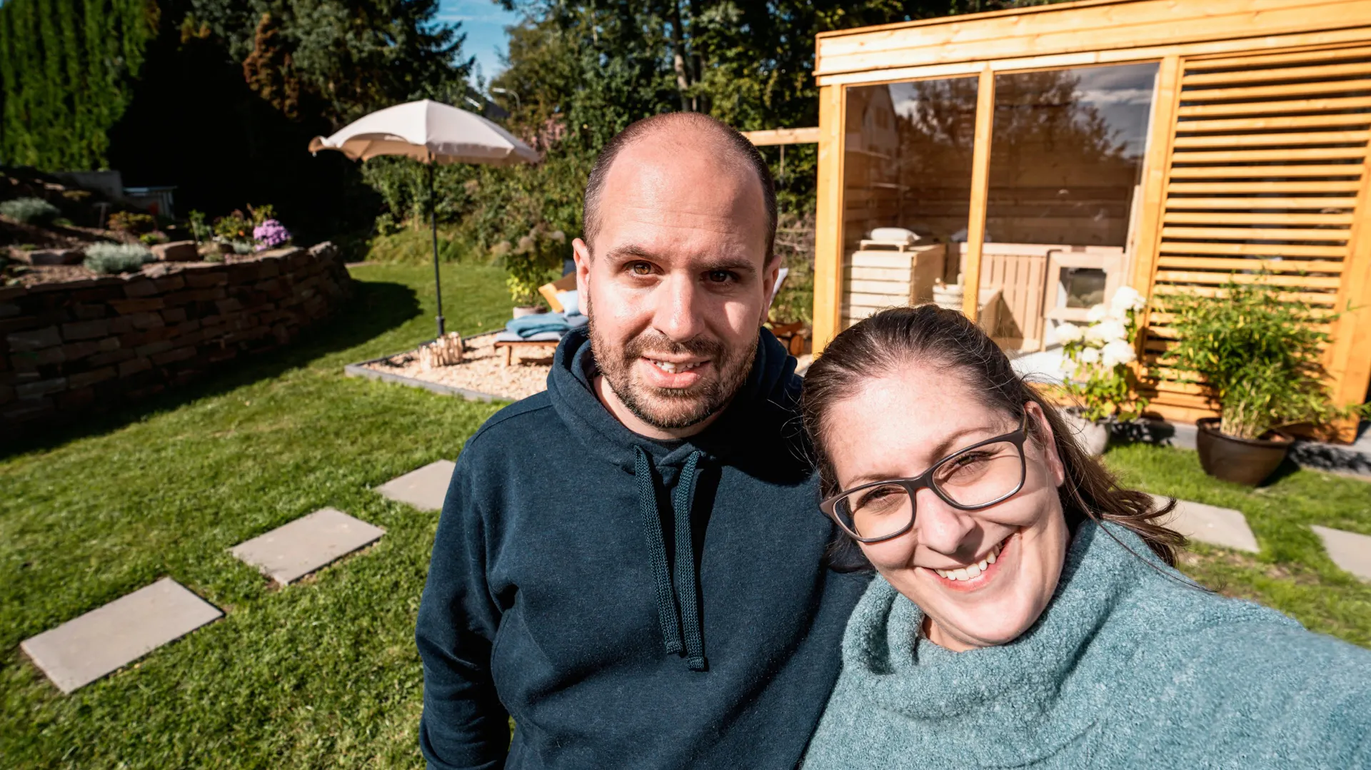 Zwei Personen vor Sauna