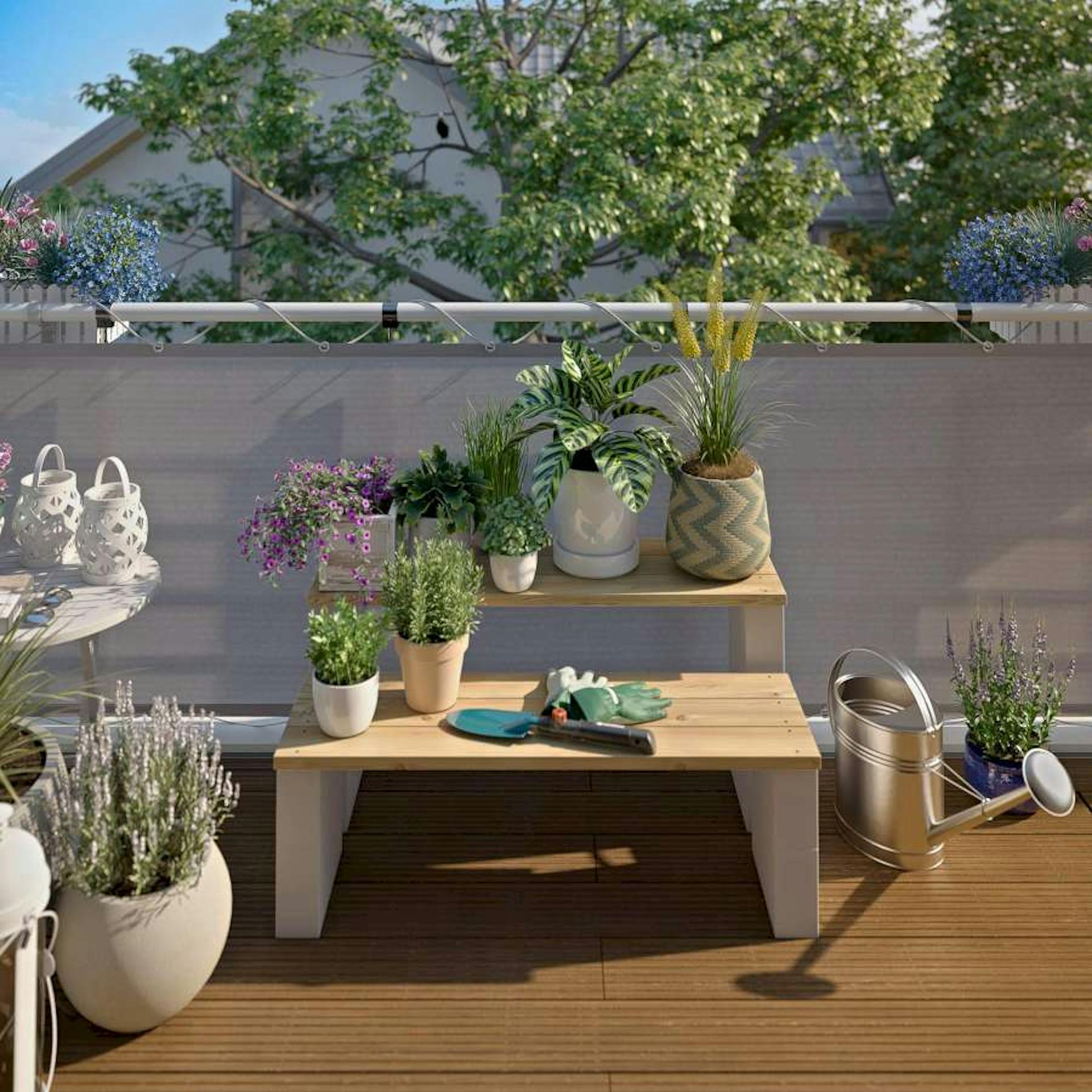Ein Pflanzregal aus Holz, auf dem mehrere Pflanzen, eine Schaufel und Gartenhandschuhe liegen, steht auf einem Balkon.