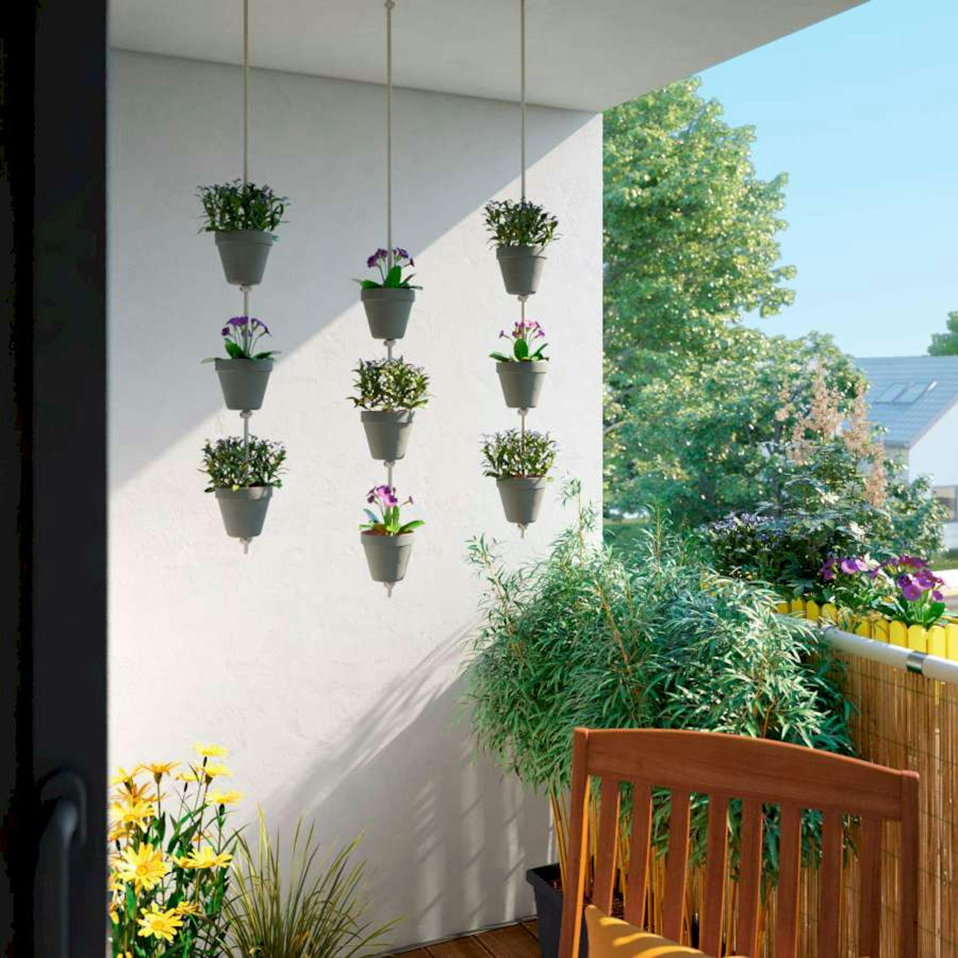 Auf einem Balkon sind Hängetöpfe an der Überdachung angebracht