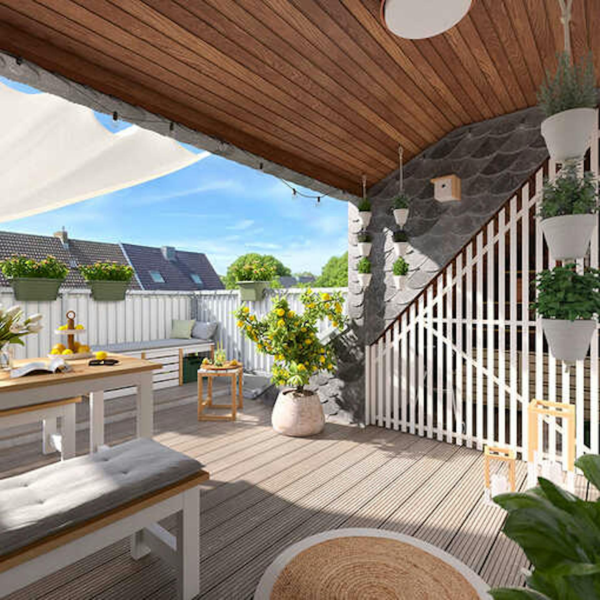 Auf einem großen Balkon stehen Garten Richard und die Balkonbank Lasse, umgeben von Kräutern und Pflanzen.