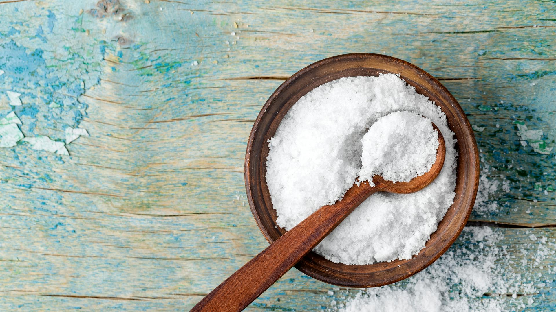 Eine Holzschale mit Salz