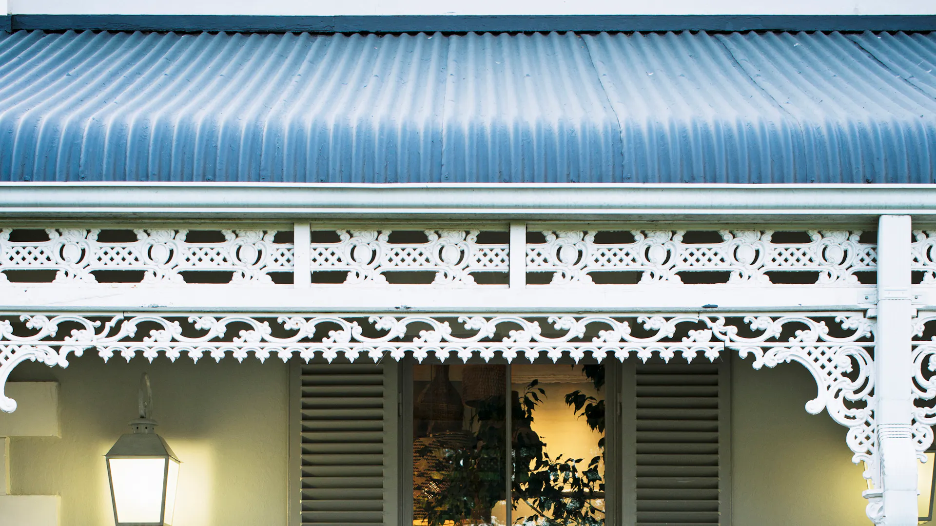 Pulire le tende da sole: una tenda da sole bianca e blu protegge una terrazza.