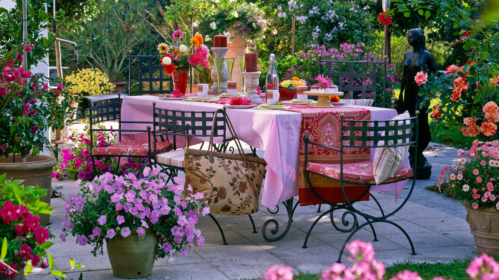Una tenda da sole tesa sopra una terrazza fiorita.