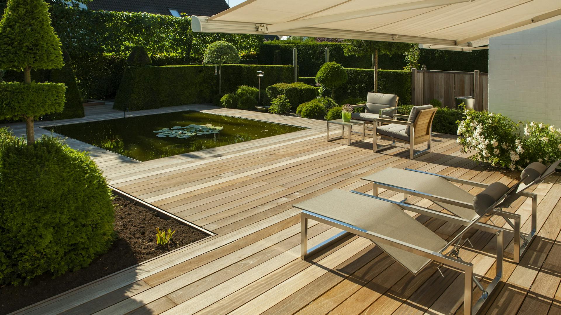 Sitzbereich überspannt mit Gelenkarmmarkise