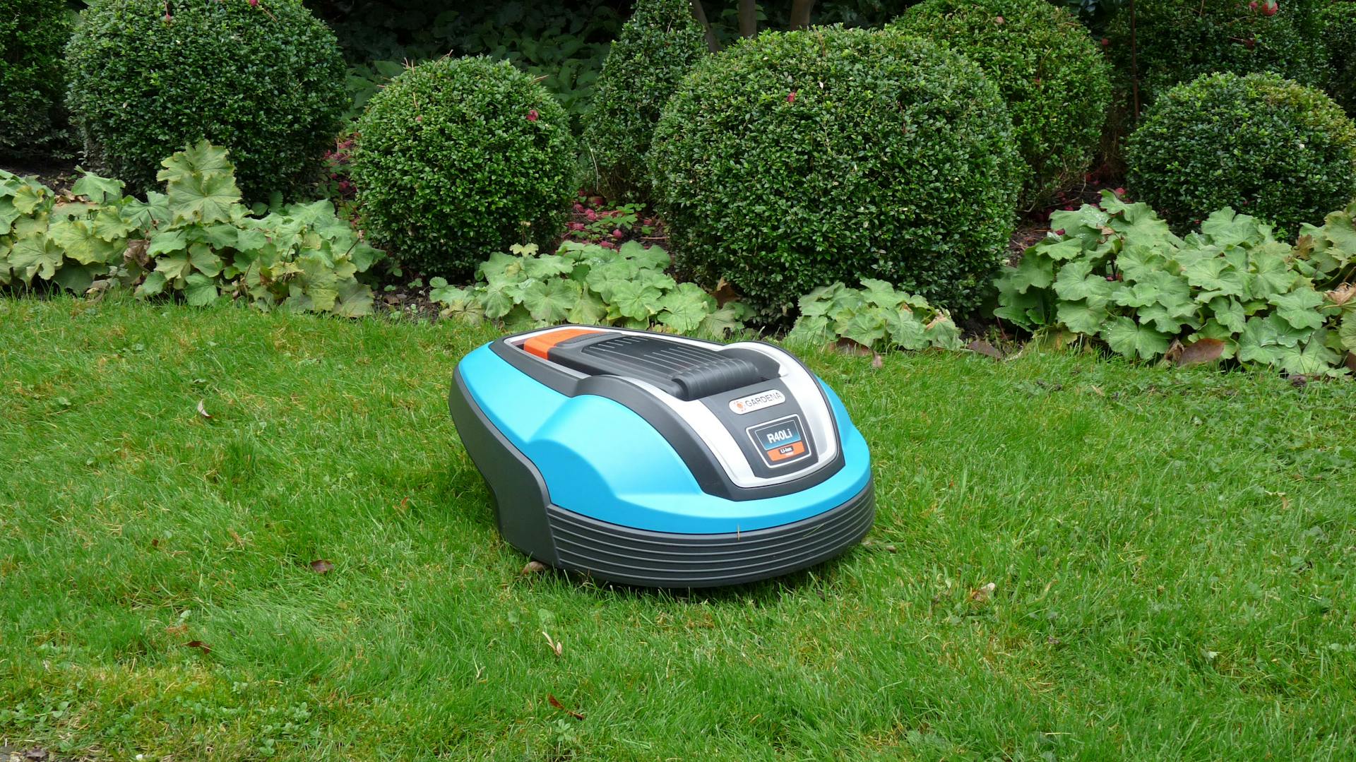 Ein Mähroboter auf einer Wiese.