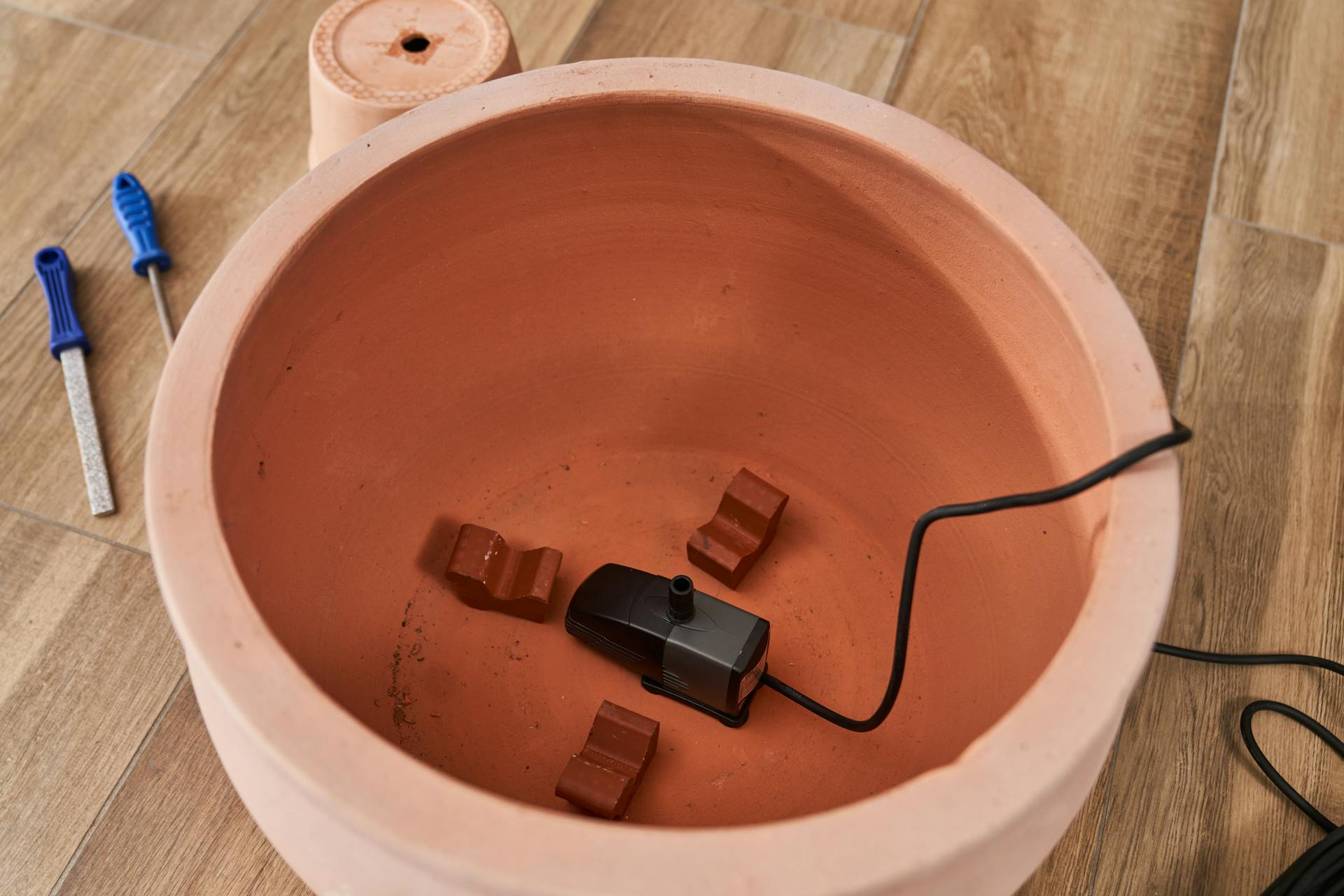 La pompa nel vaso inferiore con base per vasi