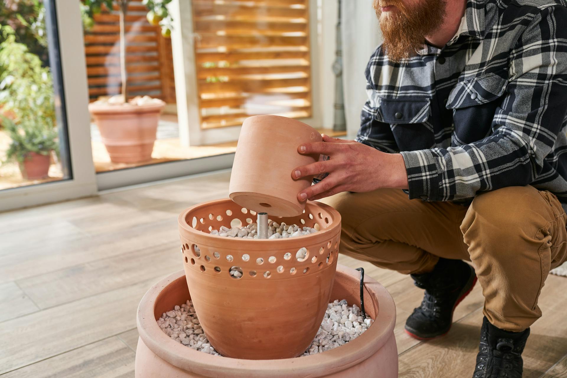 Il vaso più piccolo viene inserito nel gioco d’acqua