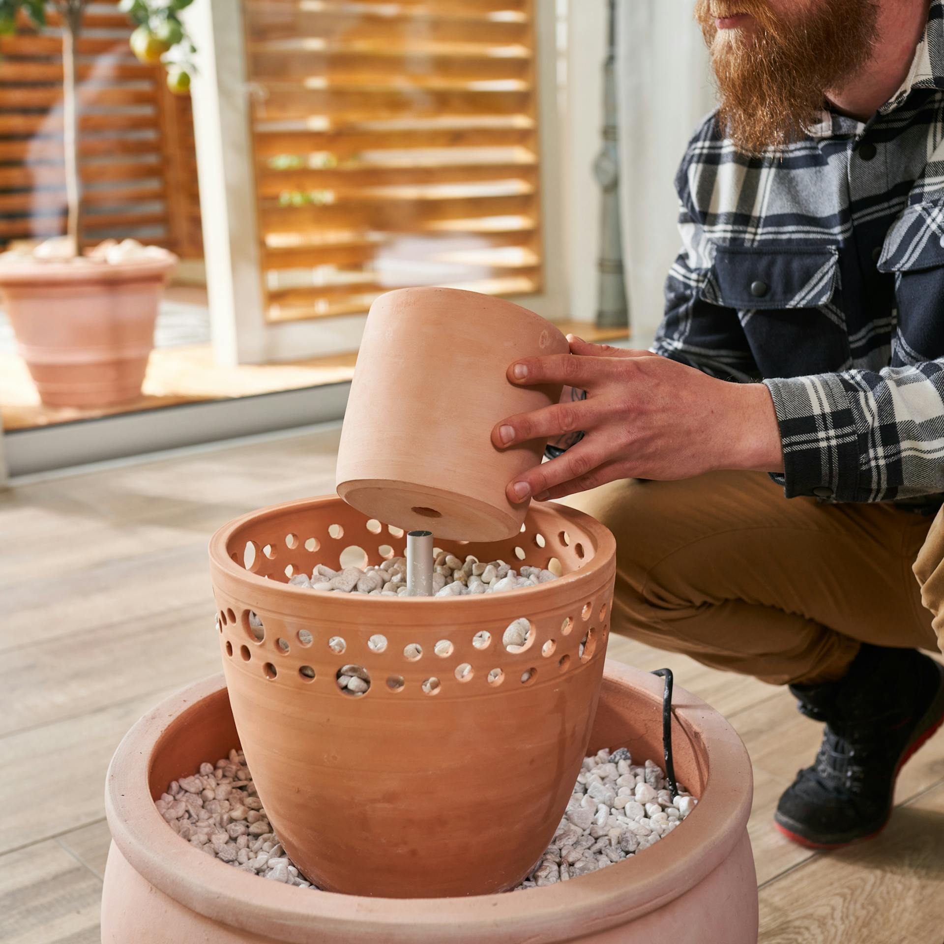 Der kleinste Topf wird in das Wasserspiel eingesetzt.