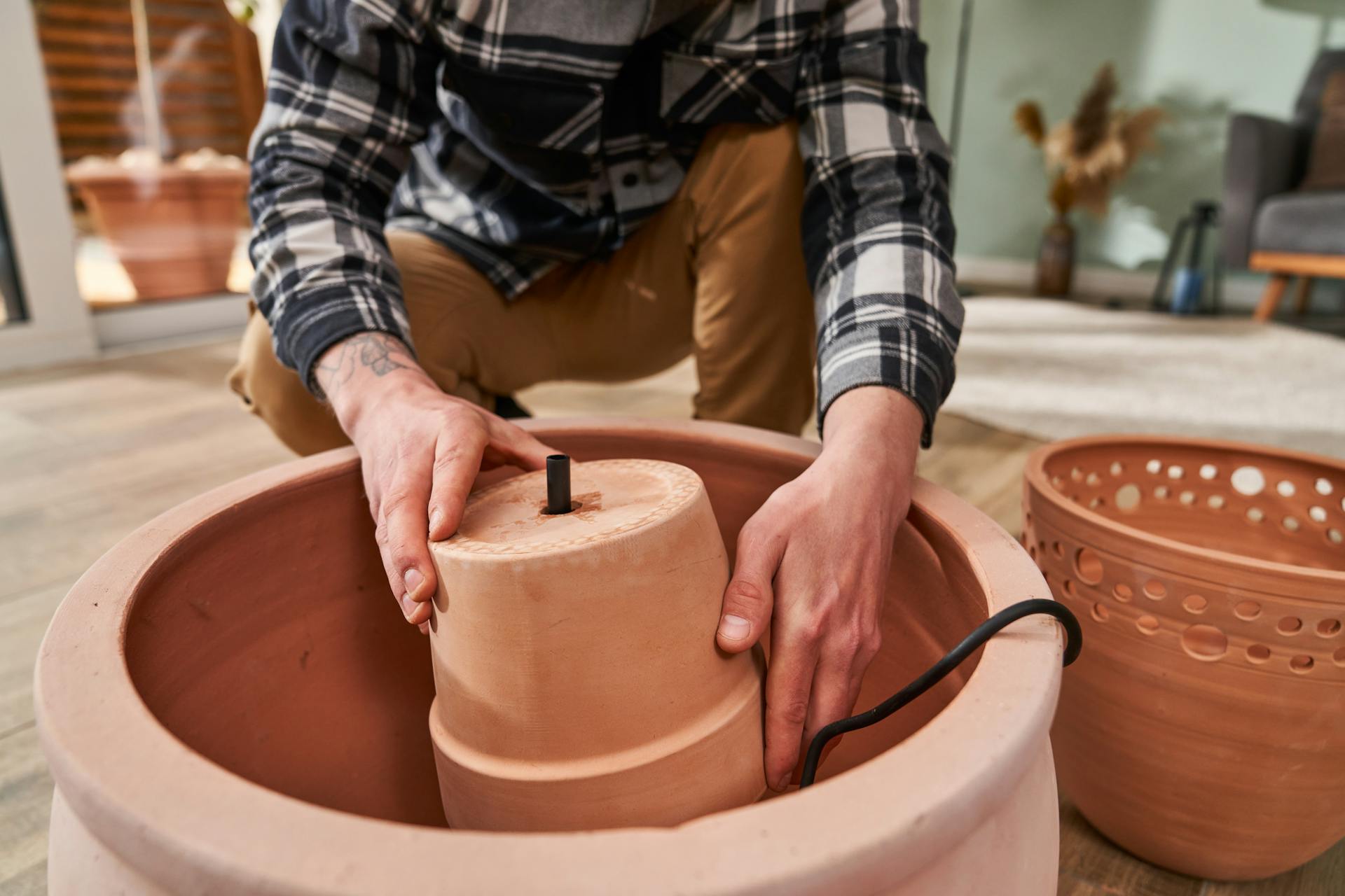 Il vaso viene posizionato sopra la pompa e il relativo tubo