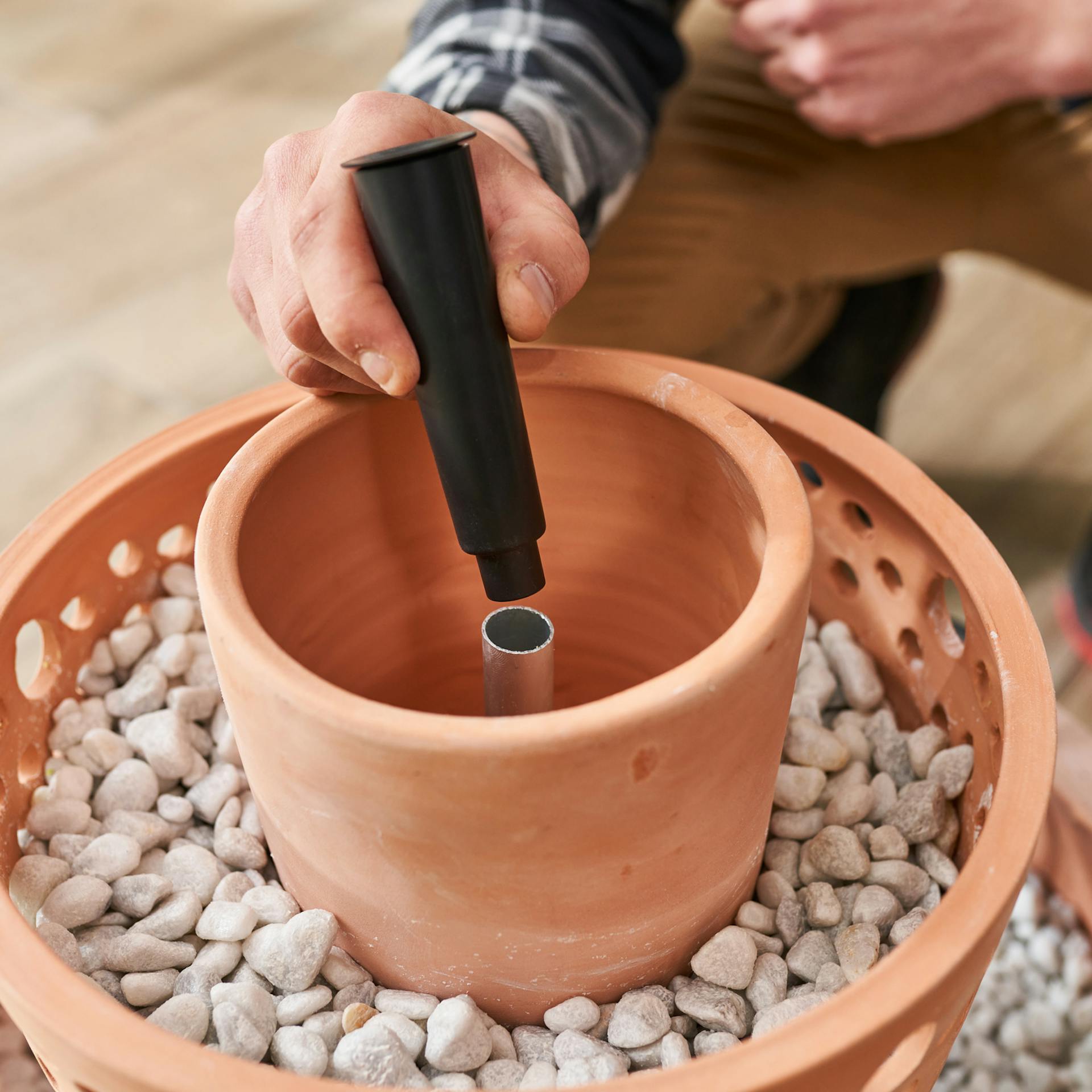 Fontänenaufsatz wird aufgesteckt.