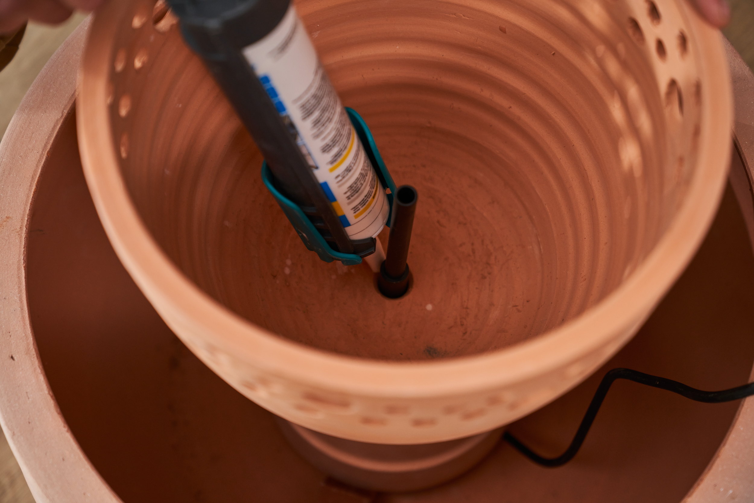 Il vaso di medie dimensioni viene sigillato con colla di montaggio