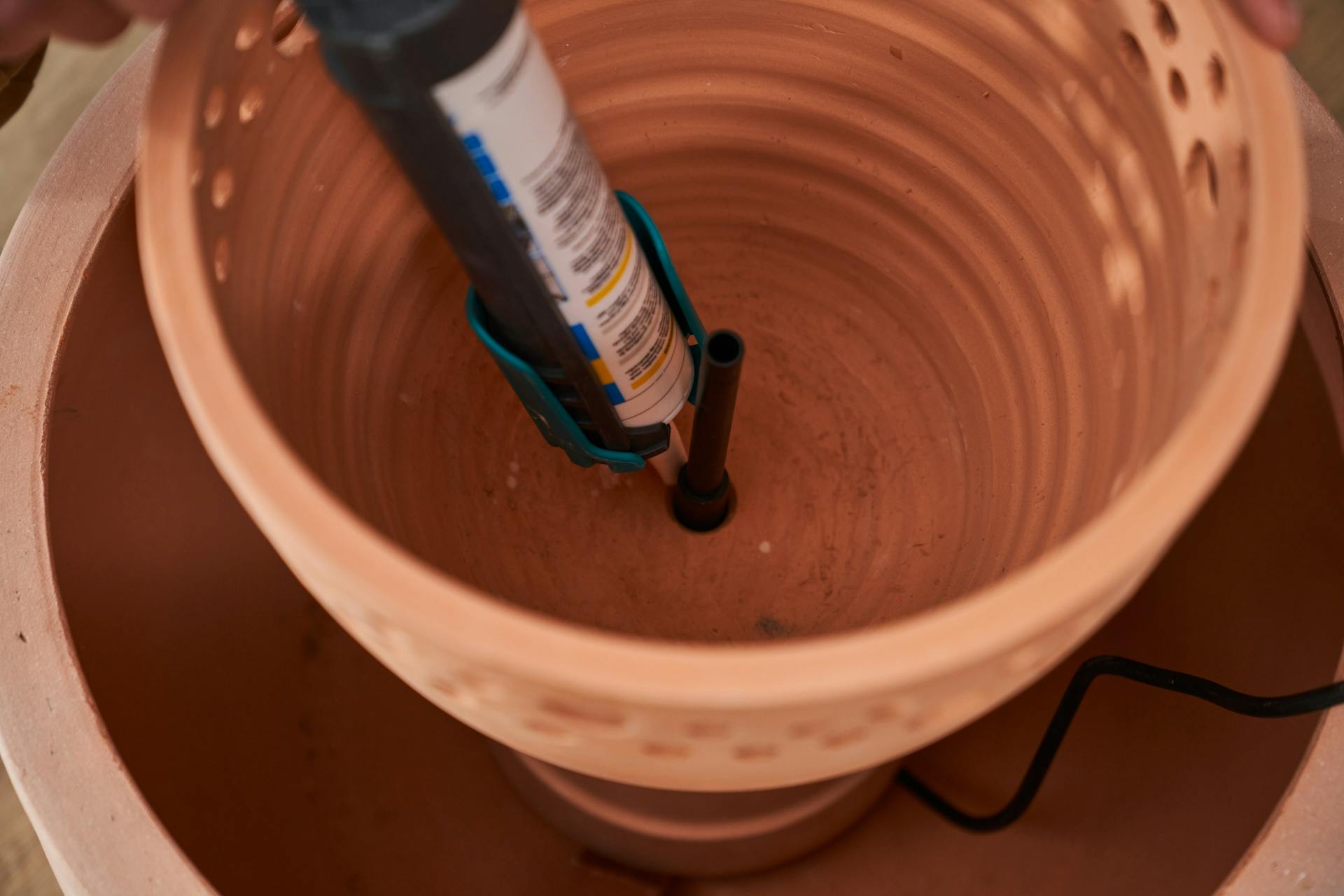 Il vaso di medie dimensioni viene sigillato con colla di montaggio