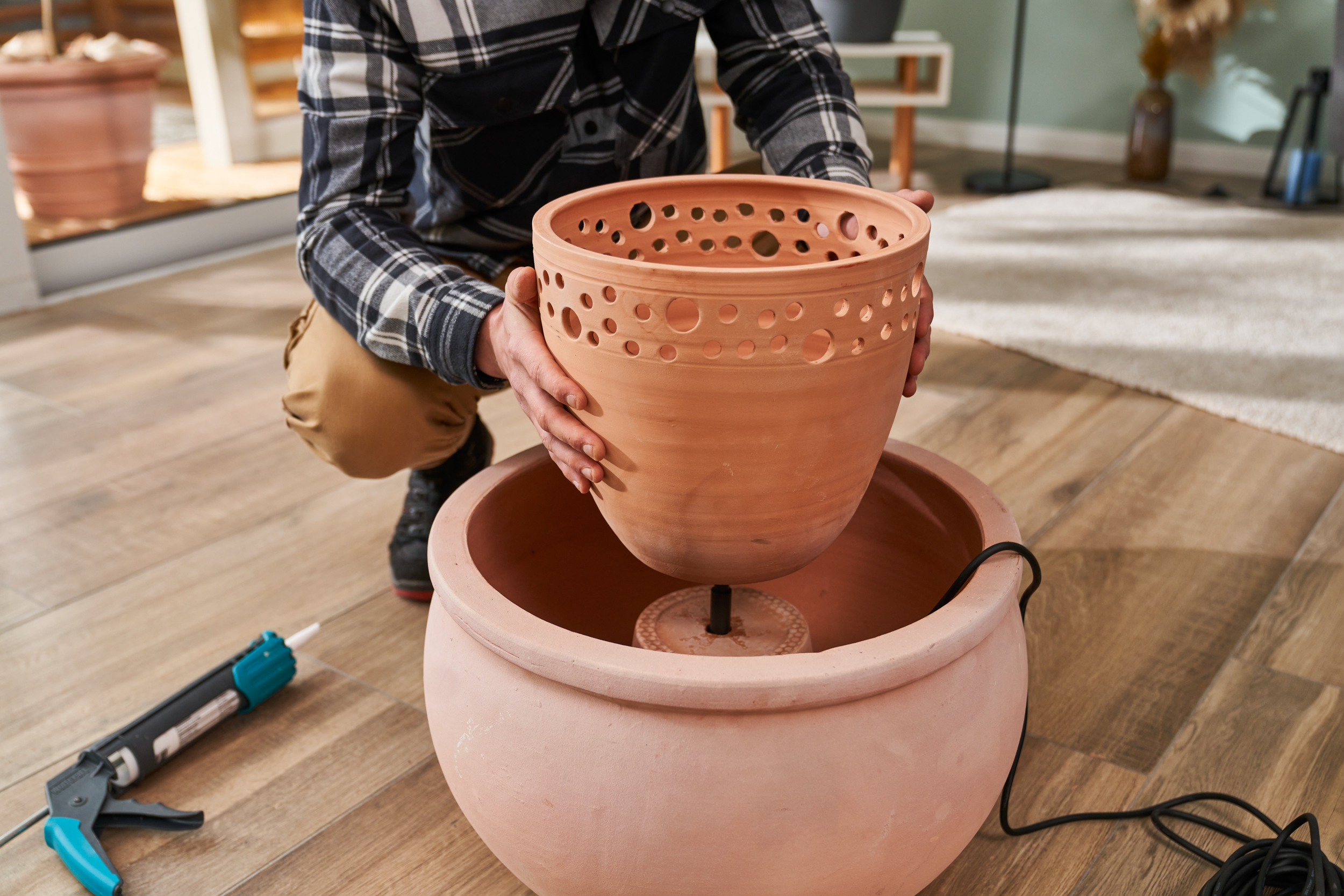 Il vaso di medie dimensioni viene inserito