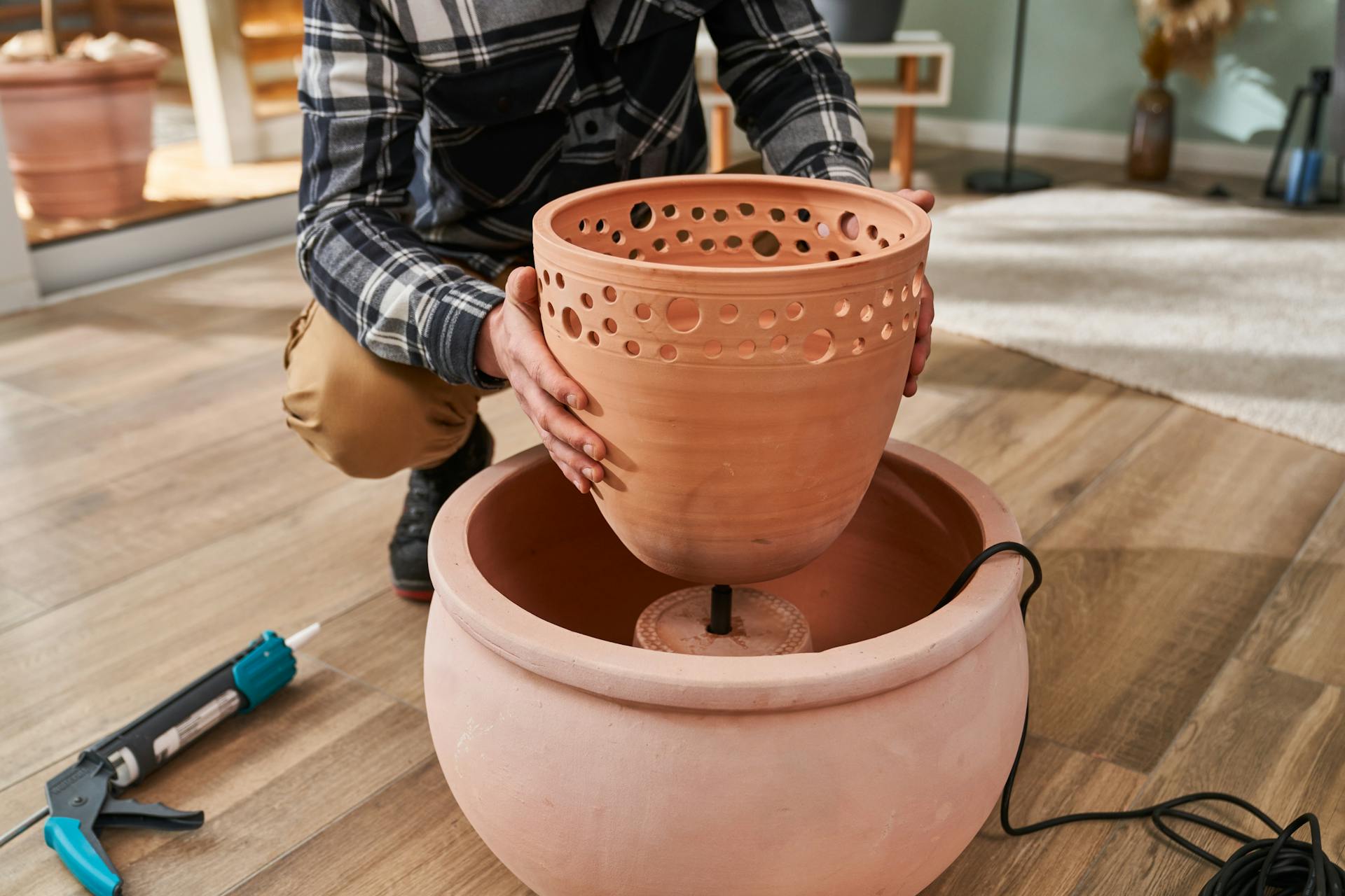Il vaso di medie dimensioni viene inserito