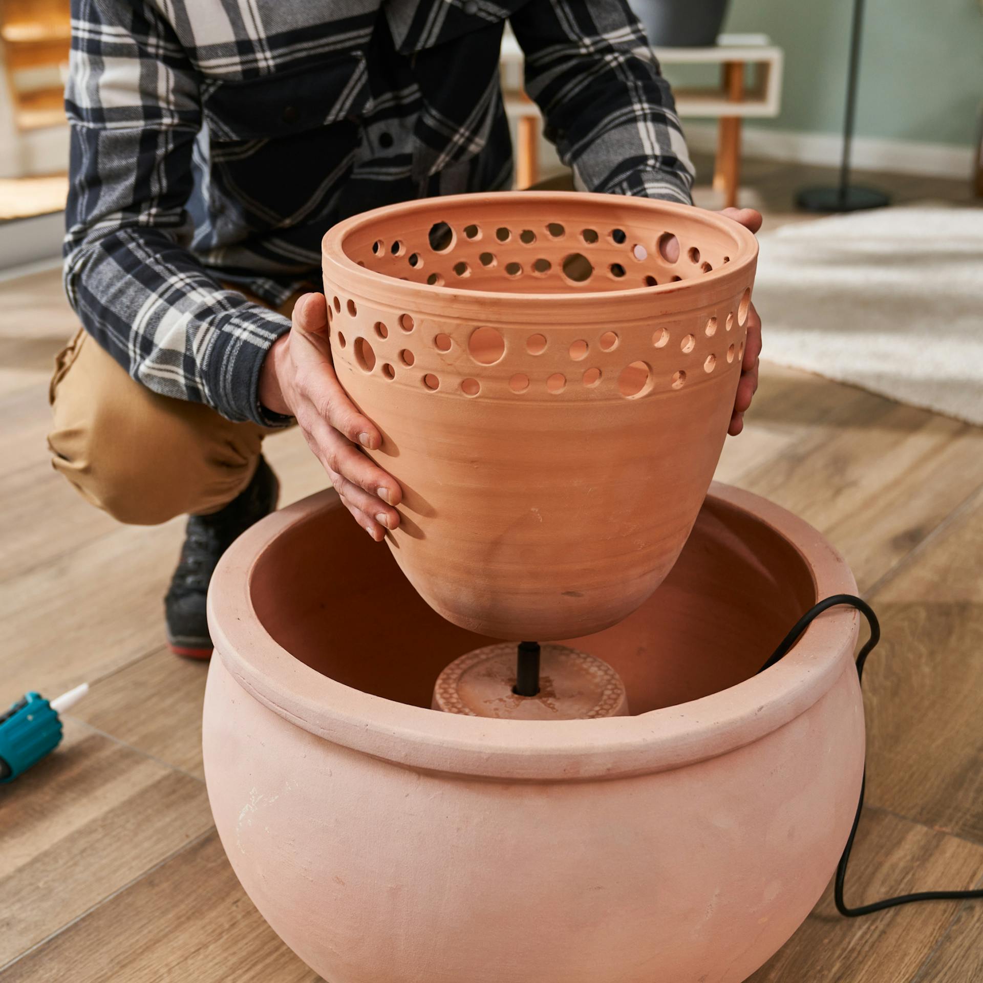 Mittlerer Pflanztopf wird eingesetzt.