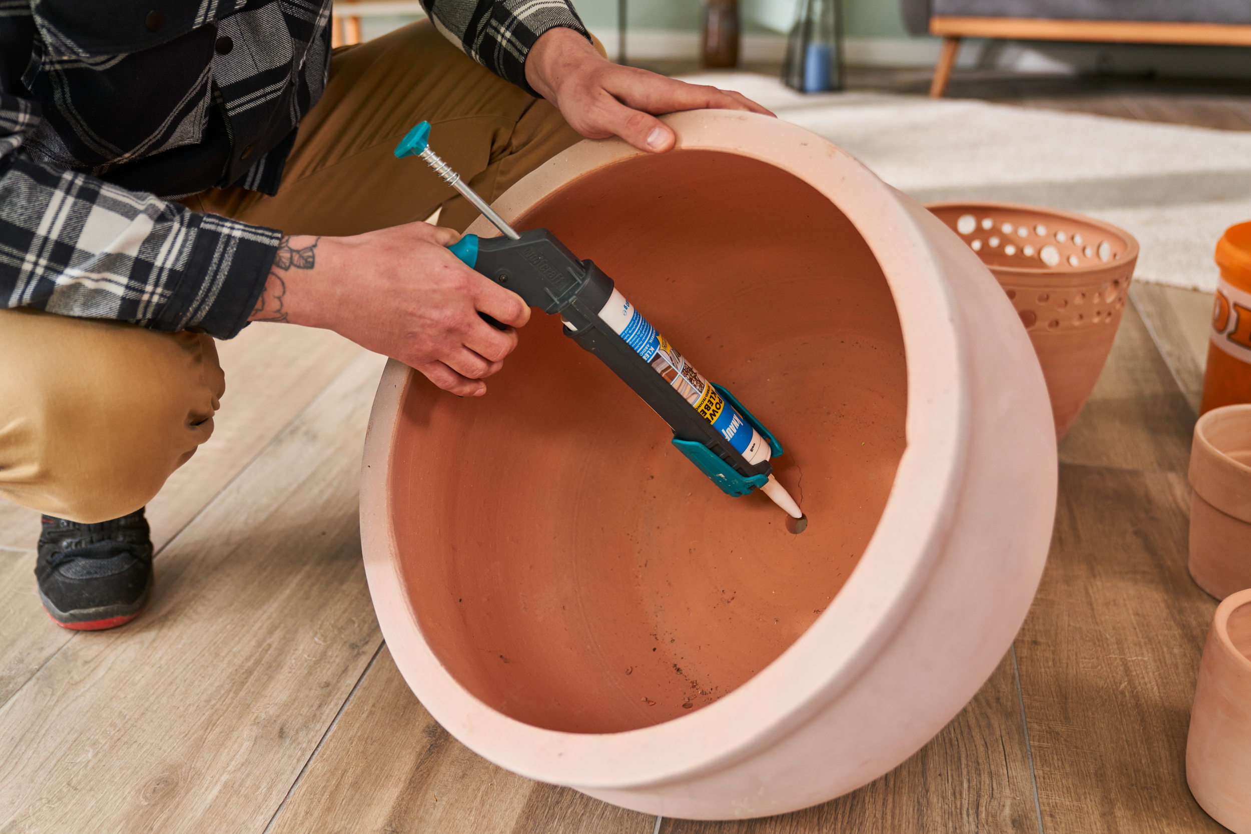 Il vaso viene sigillato con colla di montaggio