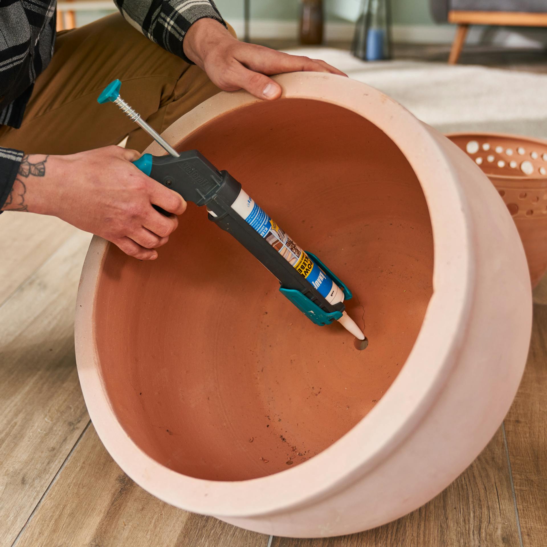 Pflanztopf wird mit Montagekleber abgedichtet.