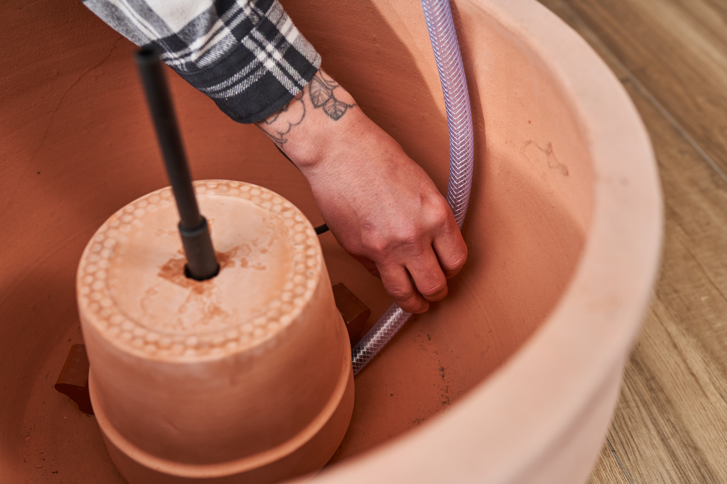 Per lo sfiato, sotto il primo vaso viene posto un tubo