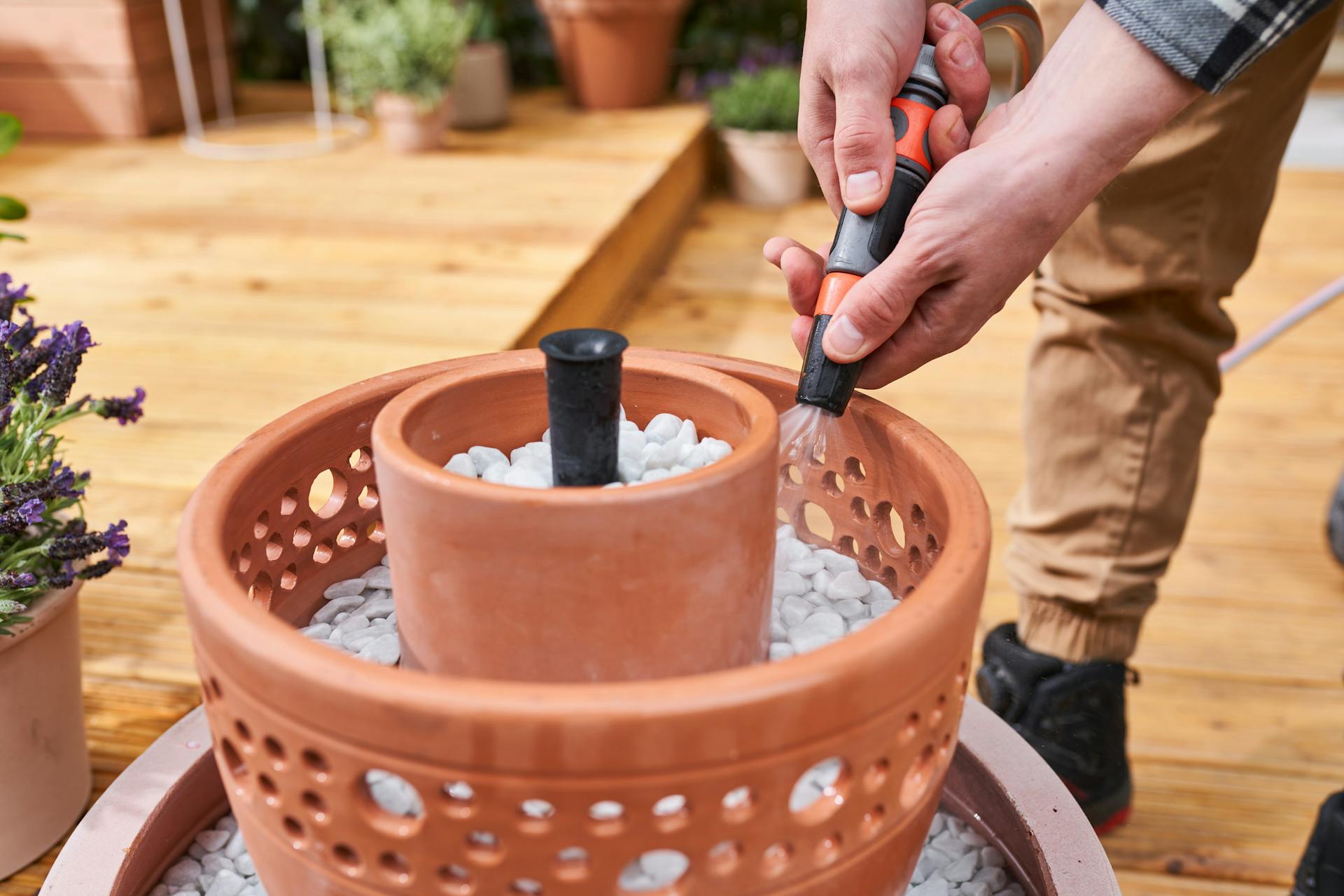 Il gioco d’acqua viene riempito con il tubo da giardino