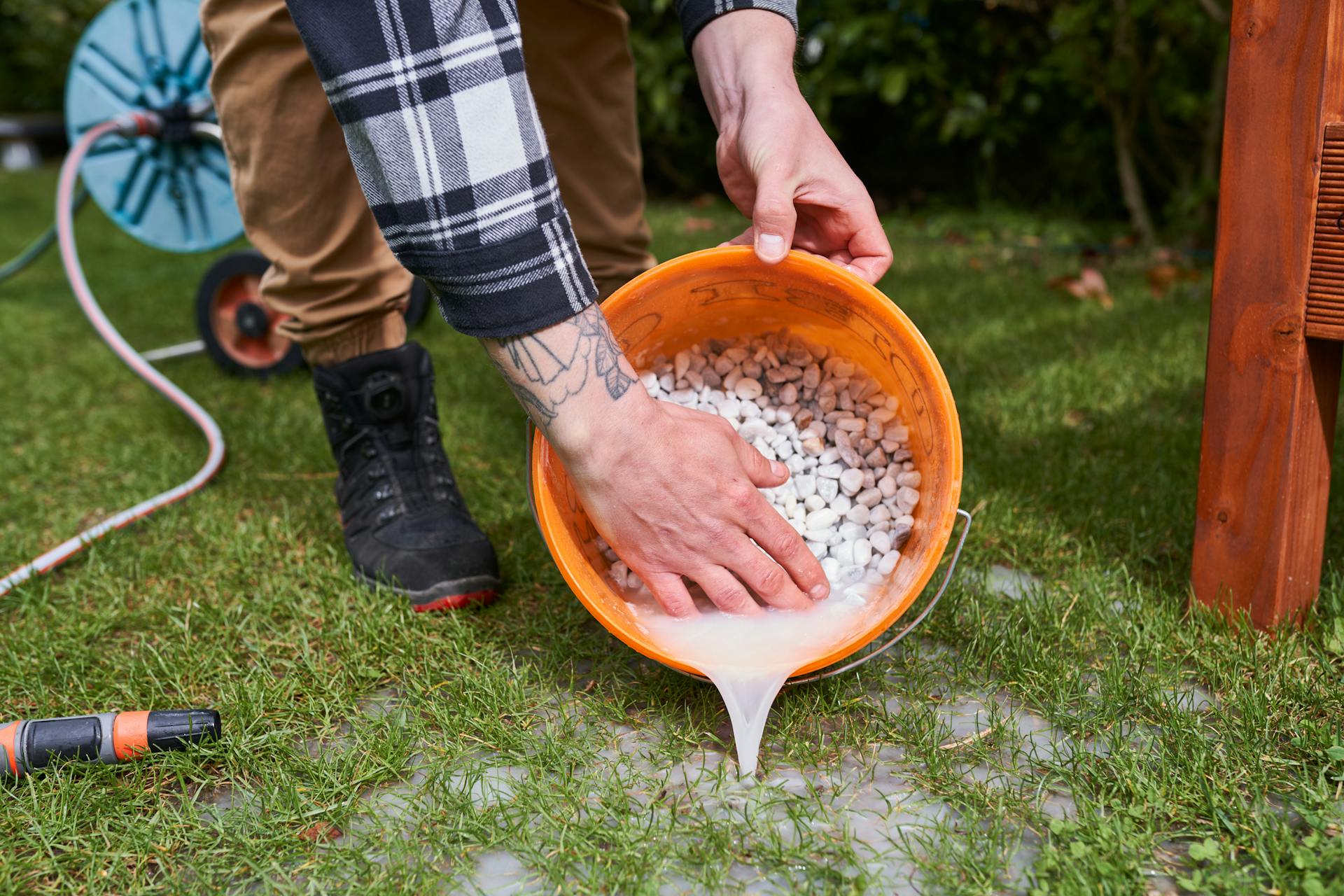 La ghiaia decorativa è stata lavata in un secchio