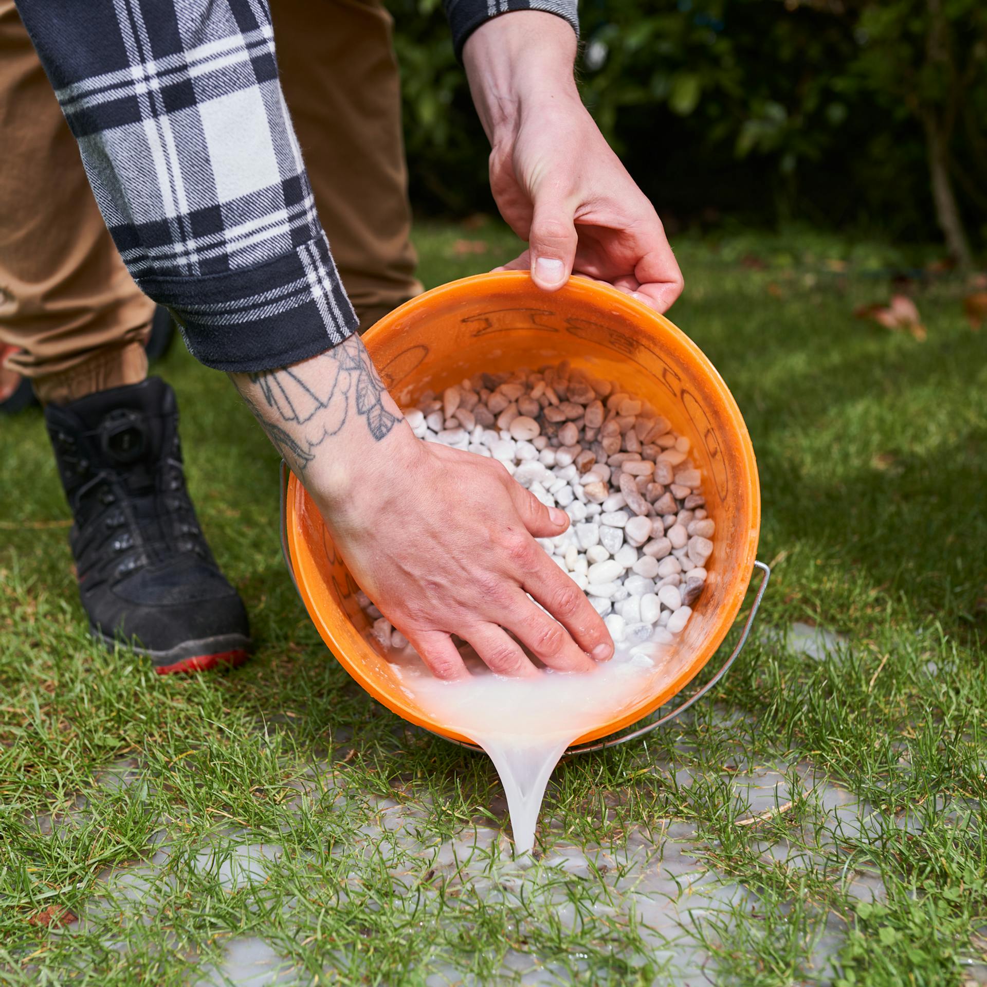 Zierkies wurde in einem Eimer gespült.