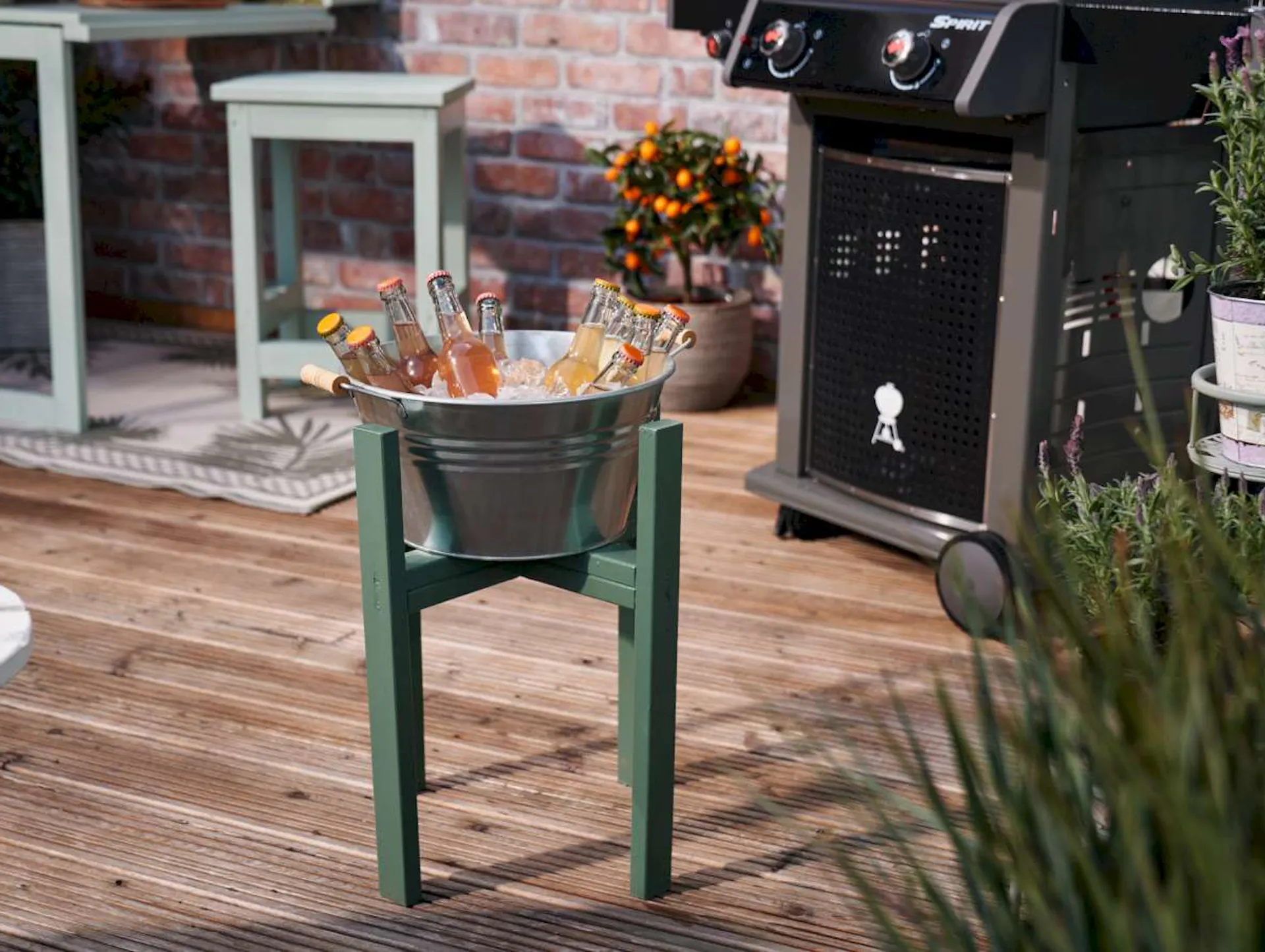 Eine selbstgebaute Getränkekühlung steht auf einer Terrasse.