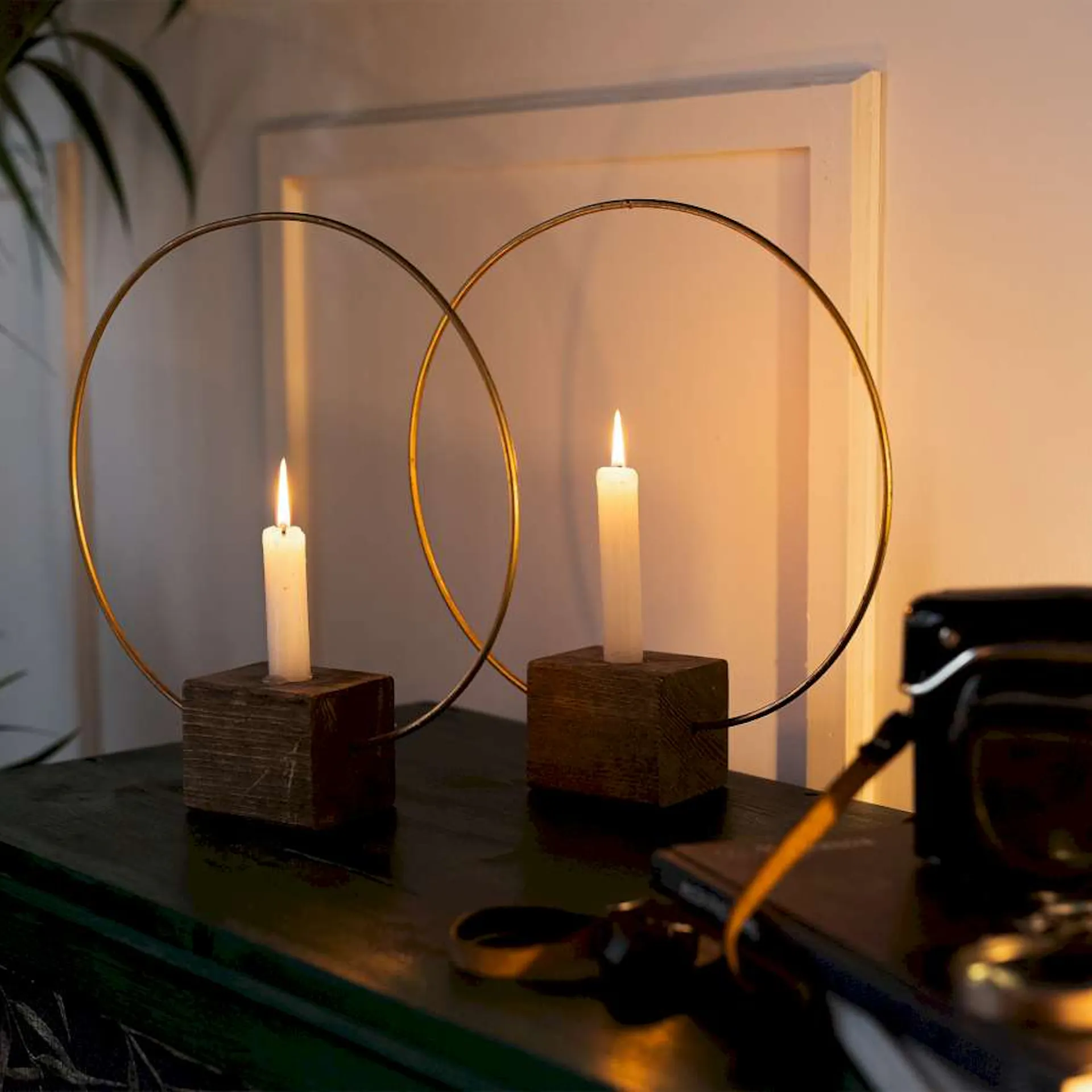 DIY-Kerzenständer aus einem Metallring und einem Holzstück