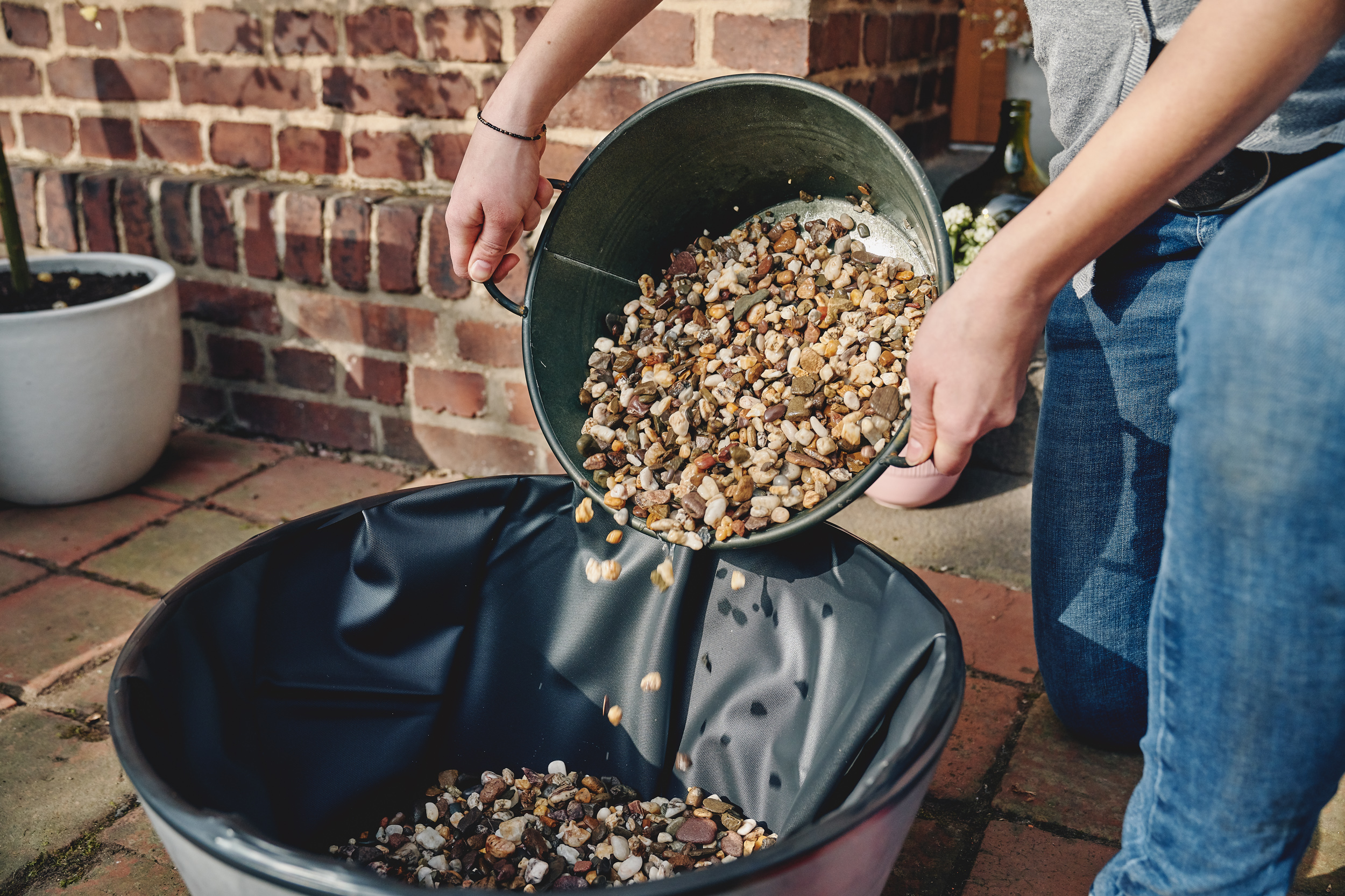 Minteich mit Kies befüllen